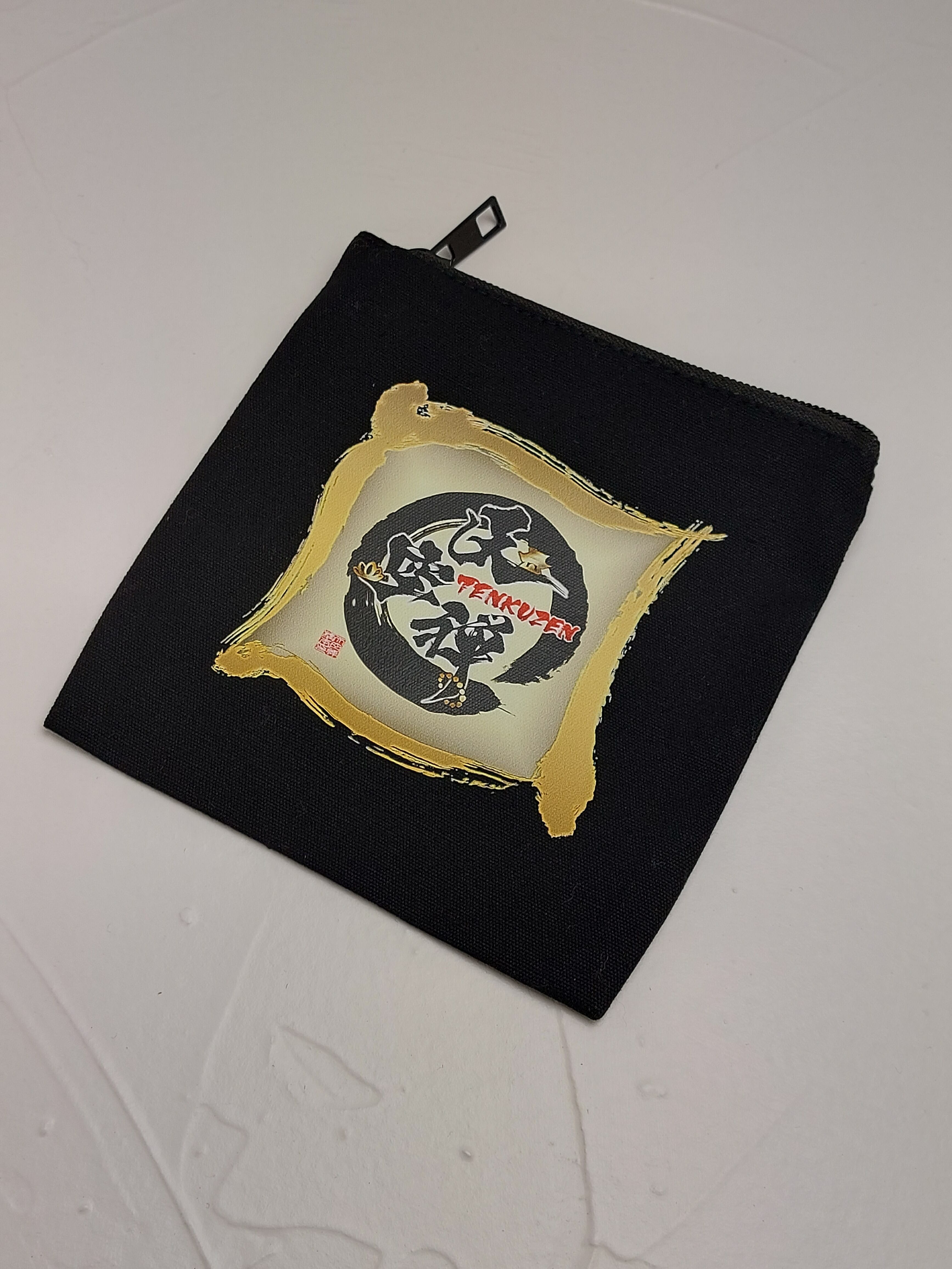 天然石部門のブランド【天空禅】ロゴがアクセントになった小さめのフラットポーチ♪