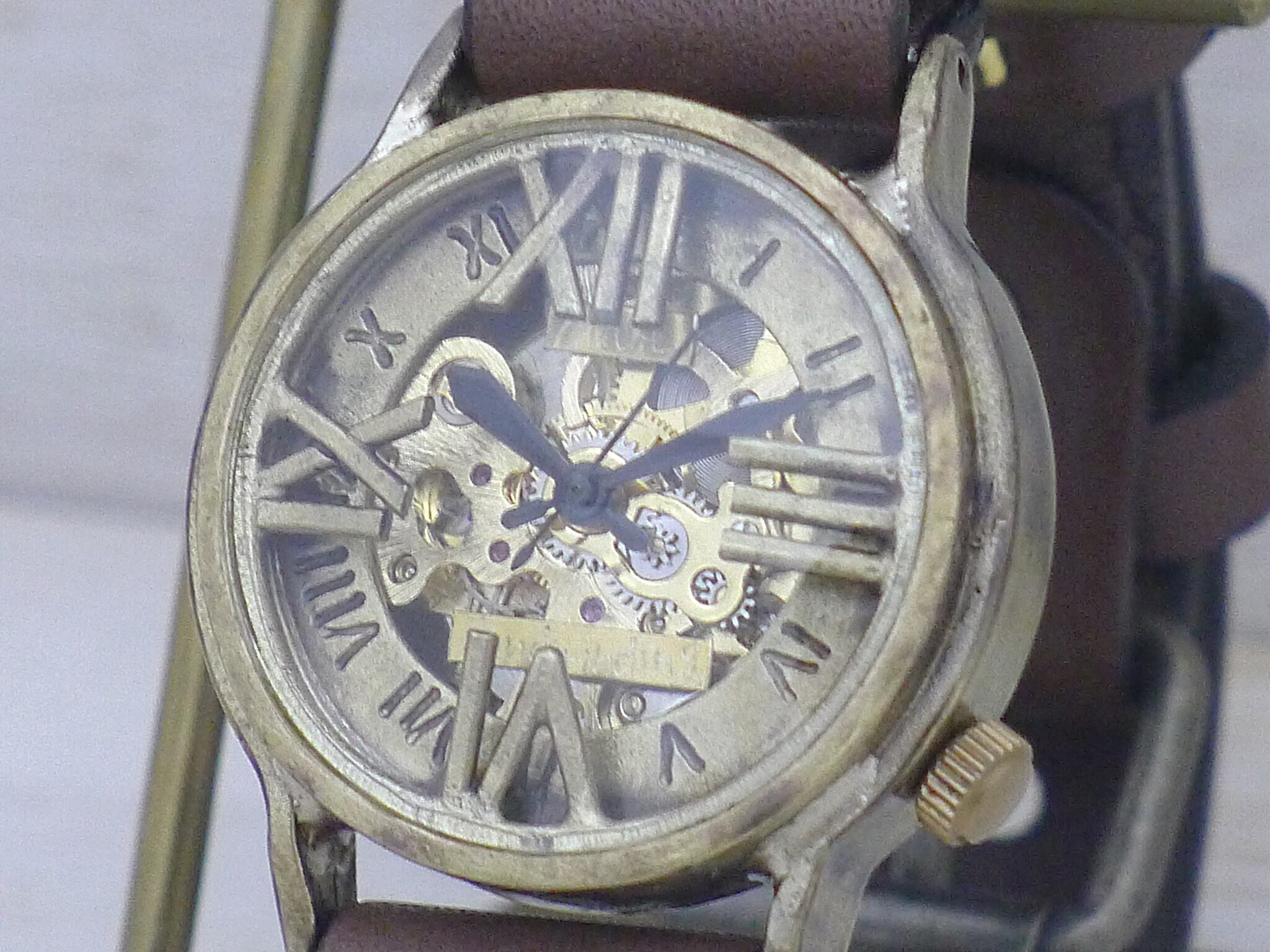 Ⅻ.Ⅲ.Ⅵ.Ⅸが針の上に浮いた立体的な構造