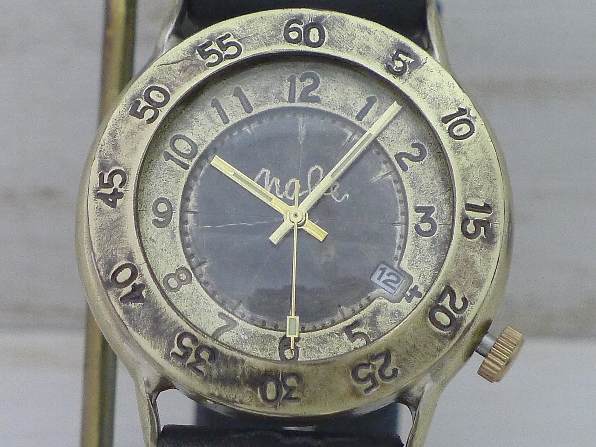 ４時位置に日付表示