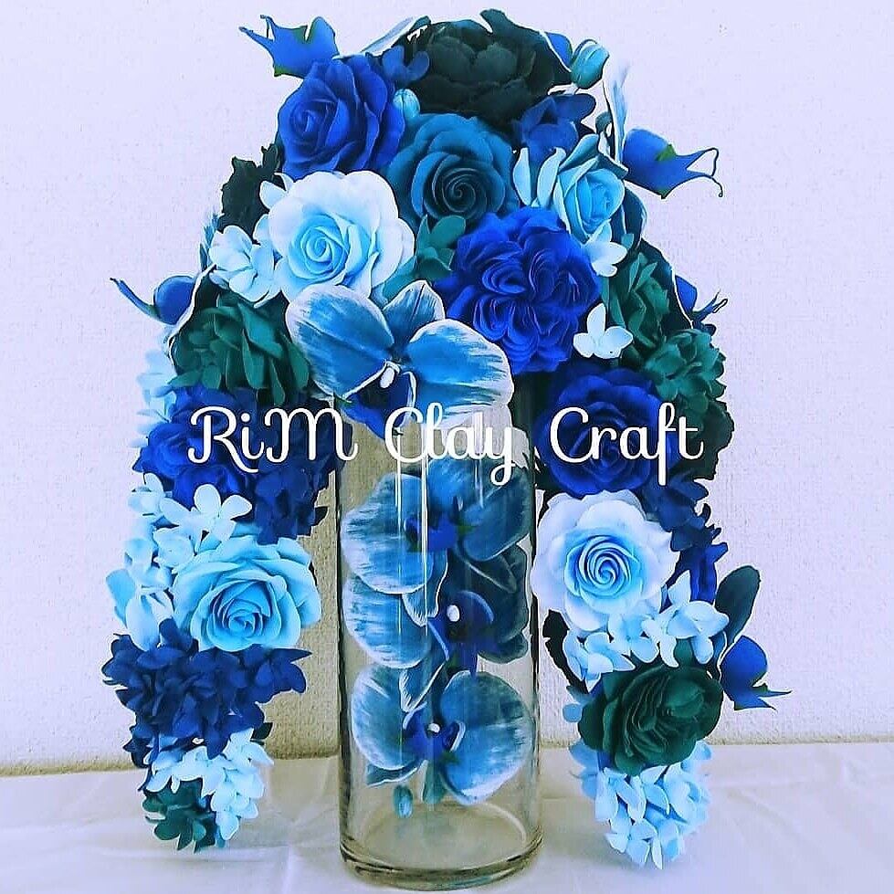 たくさんの青い花のアレンジメント