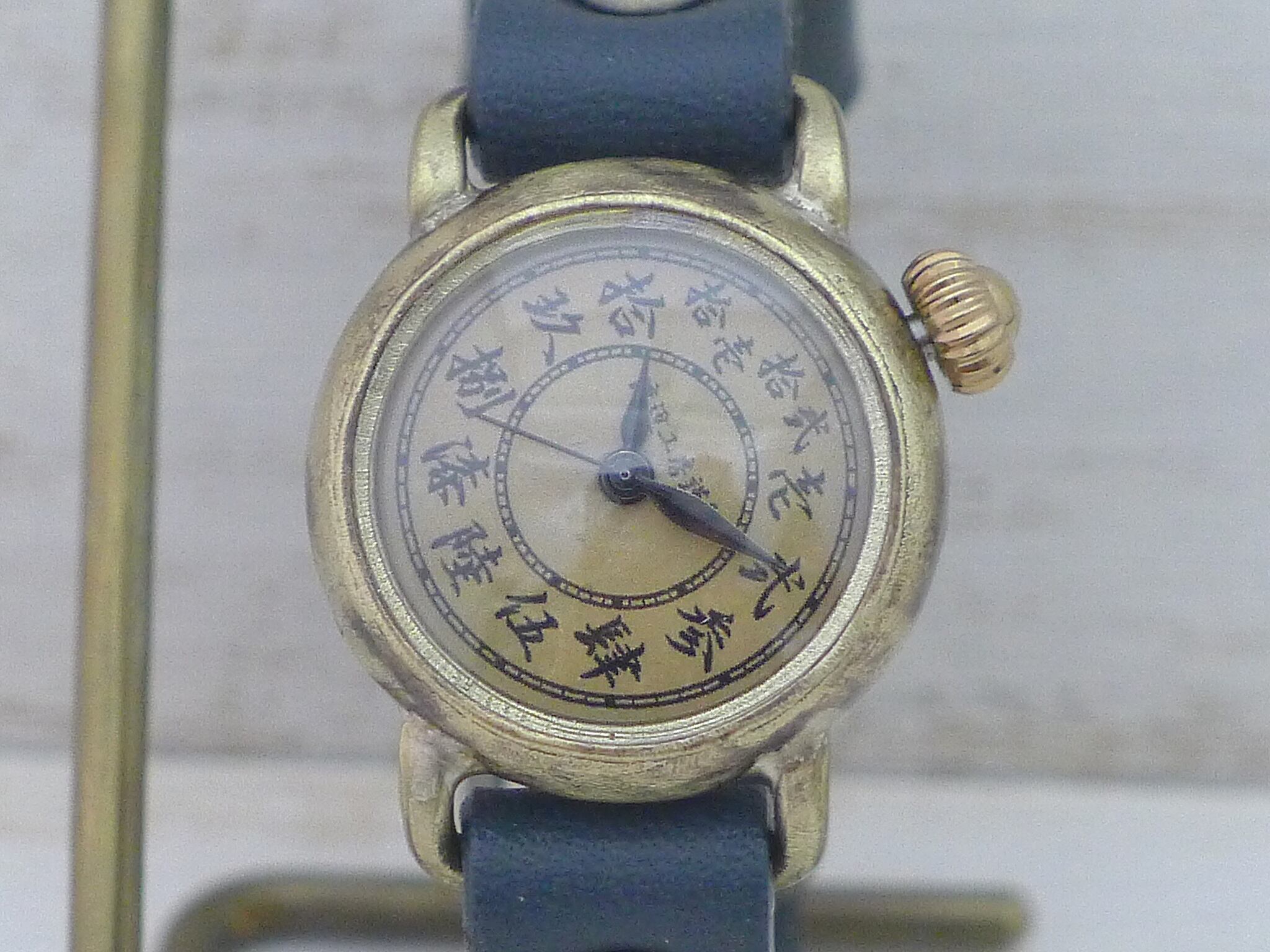 リューズと12時を2時位置にずらした個性的なデザイン