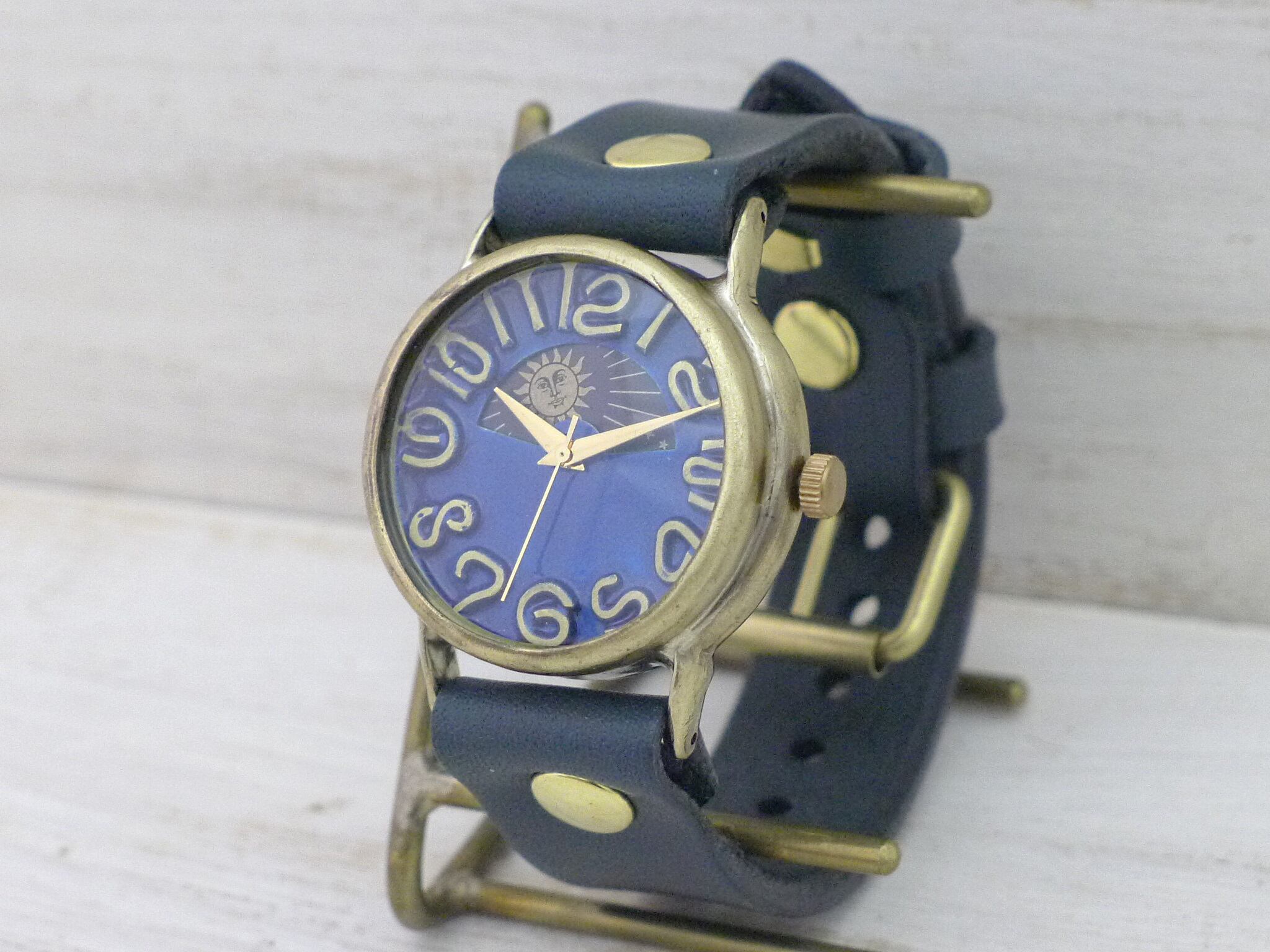 メタリックブルーの文字盤が印象的