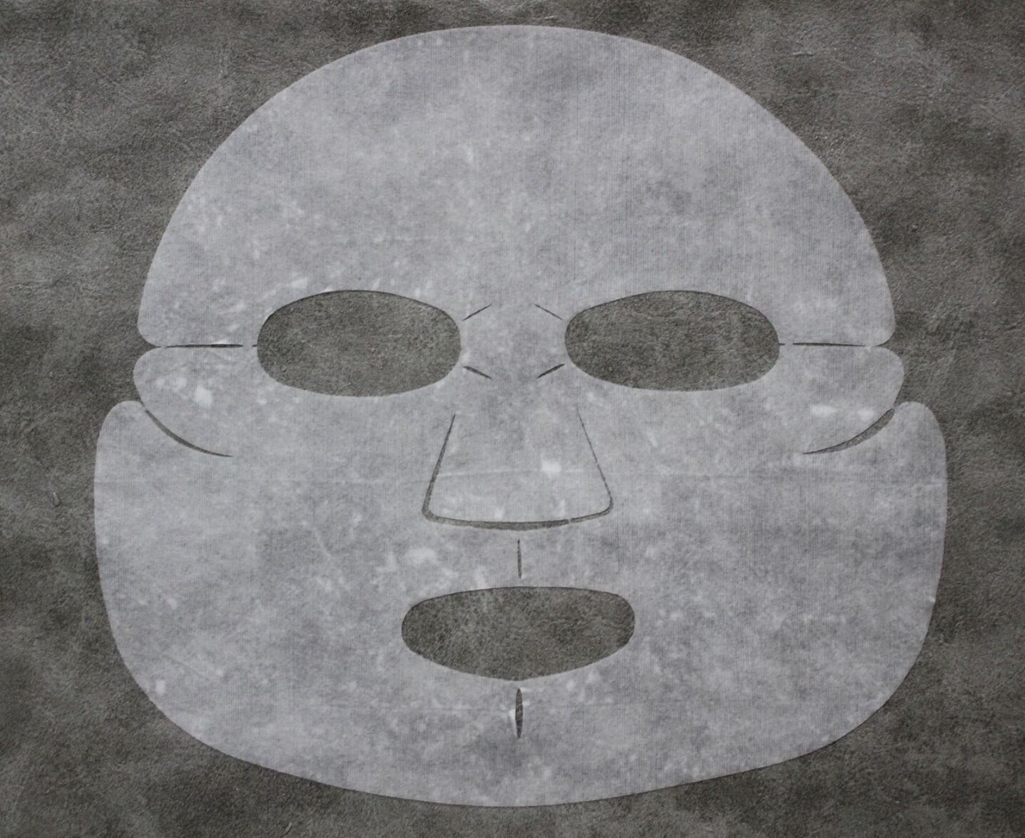 マイクロファイバー超保水シートには切り込みが細かく入って様々なお顔の形に合いやすくはがれにくいです！