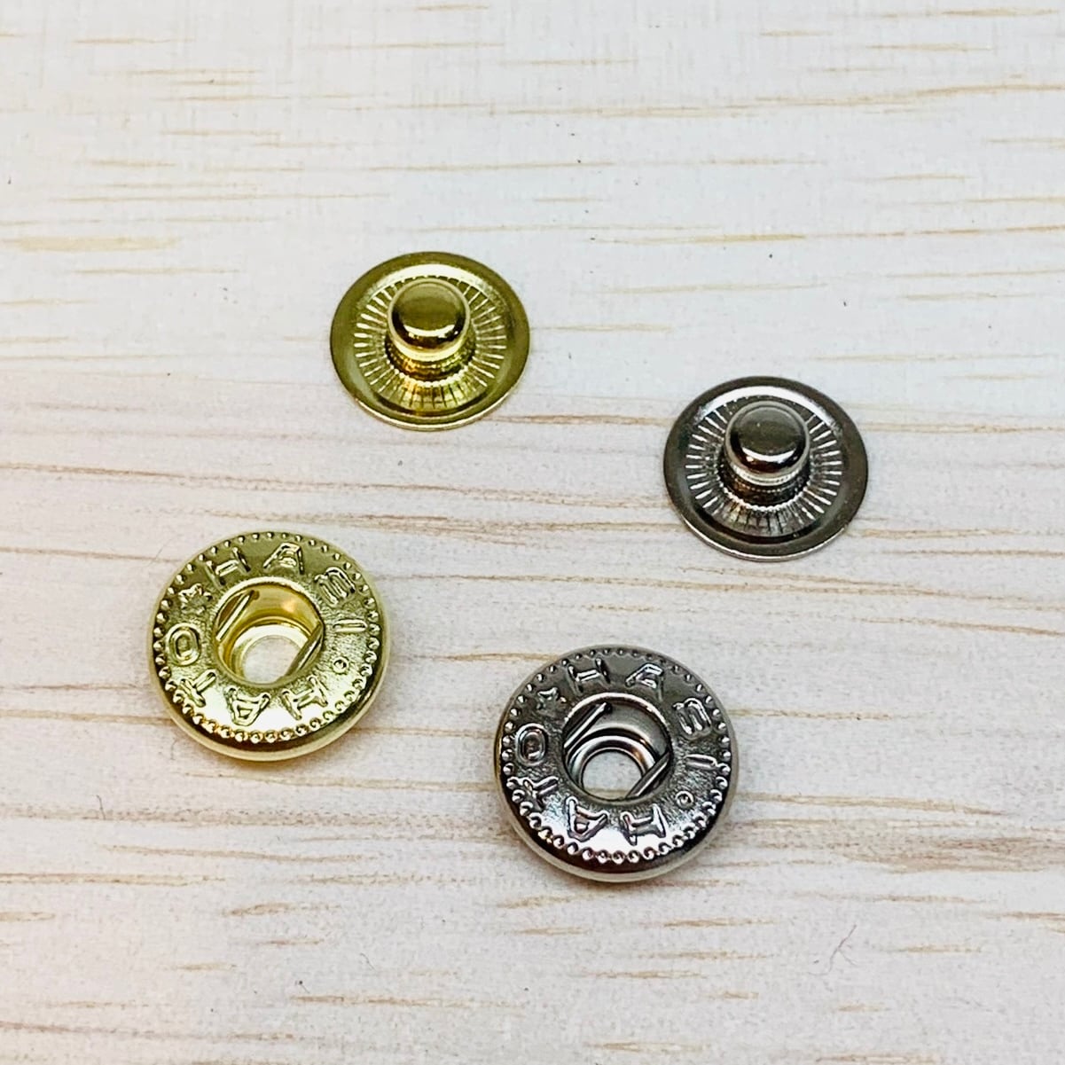 ゴールド色 or シルバー色