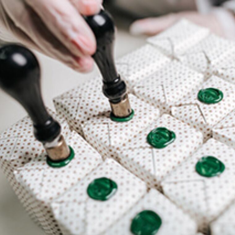 それぞれ独自のヴィンテージラベルでハンドラッピング