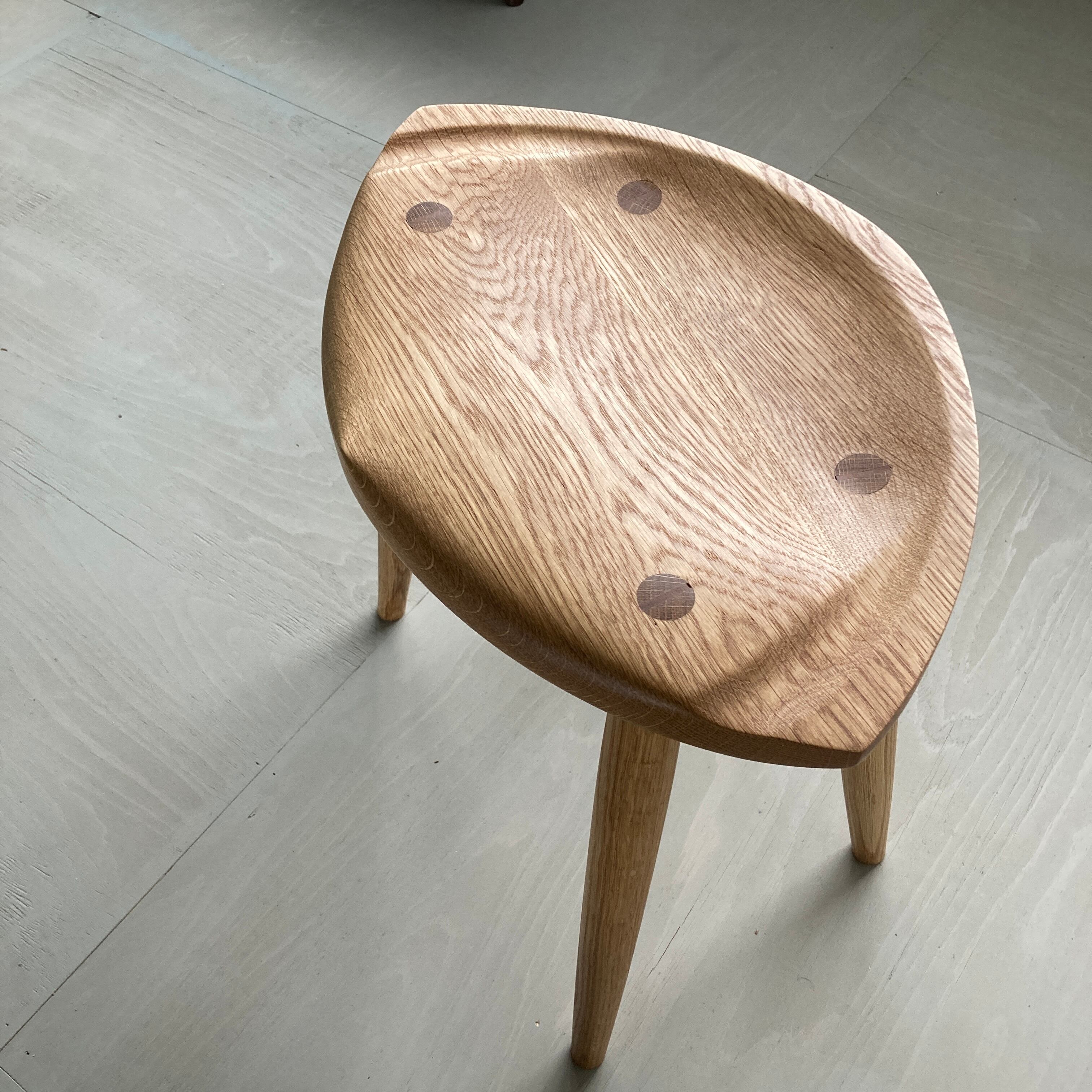 仕様　もも裏シェイプ座面=足のももが当たる部分が削り込まれ、より楽な座り心地になります。（例：ナラ）