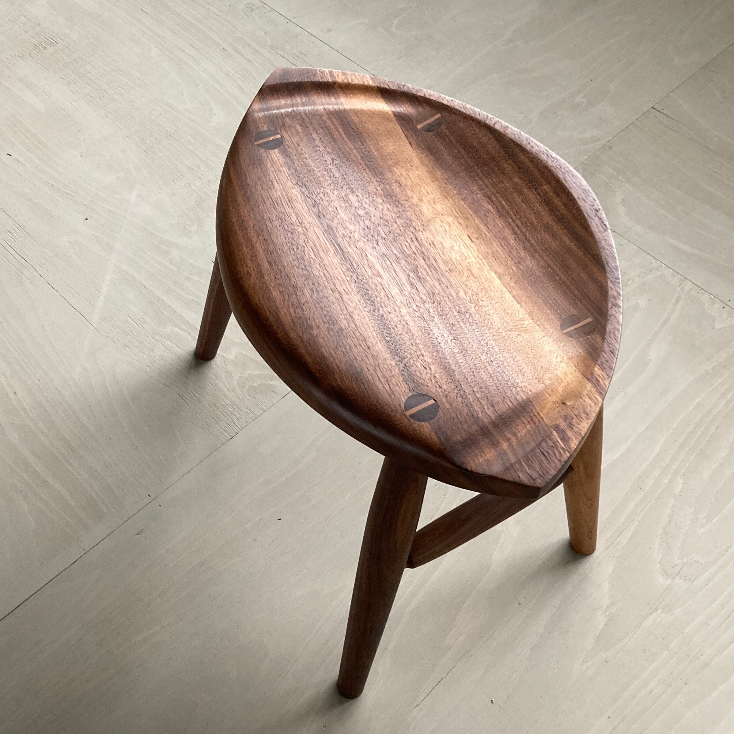 仕様　標準座面=優しい丸みと、丁寧に削り込まれた座面がお尻にフィットします。（例：ウォールナット）