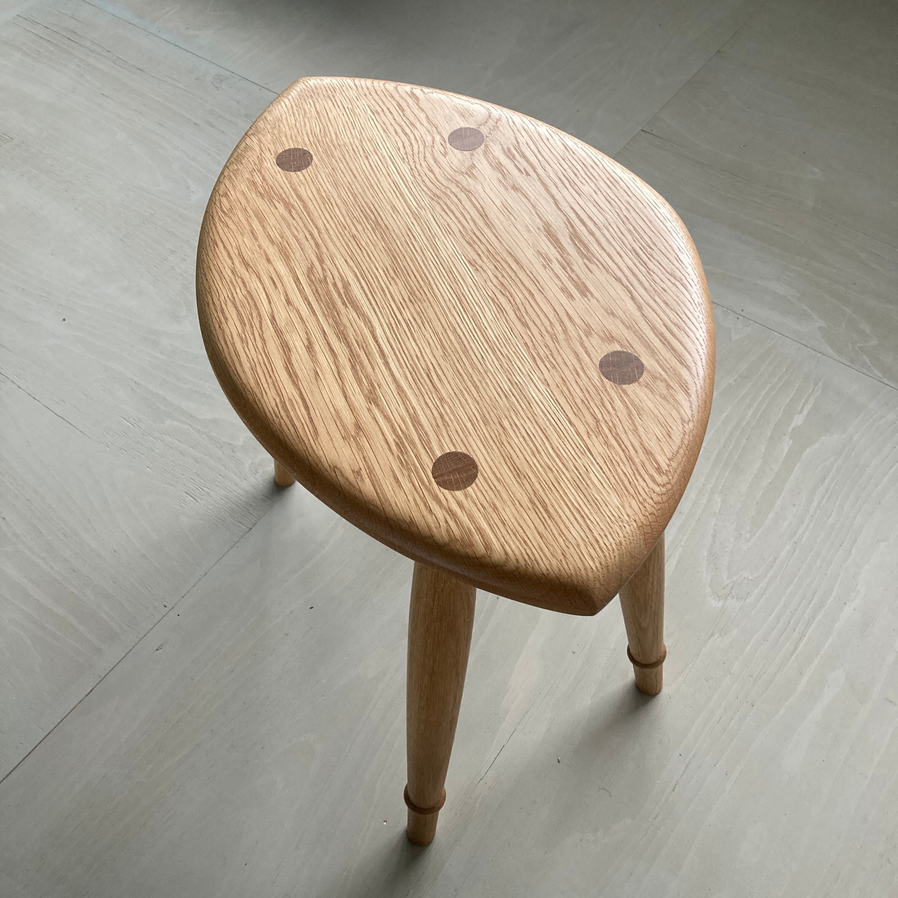 仕様　フラット座面=上面がフラットなのでサイドテーブルや飾り棚の様な使い方が出来ます。（例：ナラ）