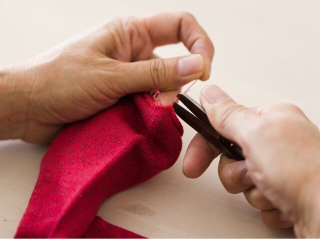 ニットの糸始末はひとつずつ手作業で仕上げていきます