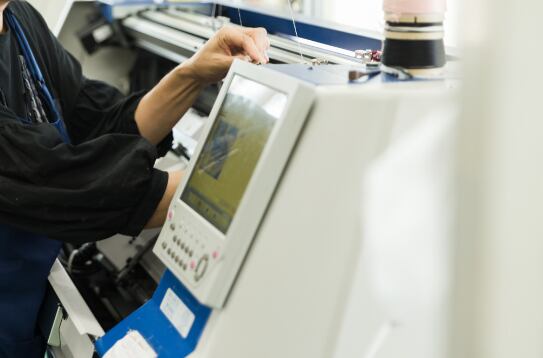 特殊な機械で一枚一枚編み立てます