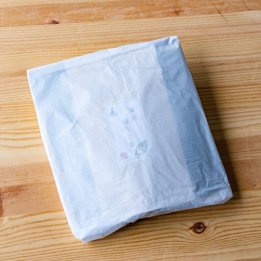 薄紙に包みレターパックにてお届けします。