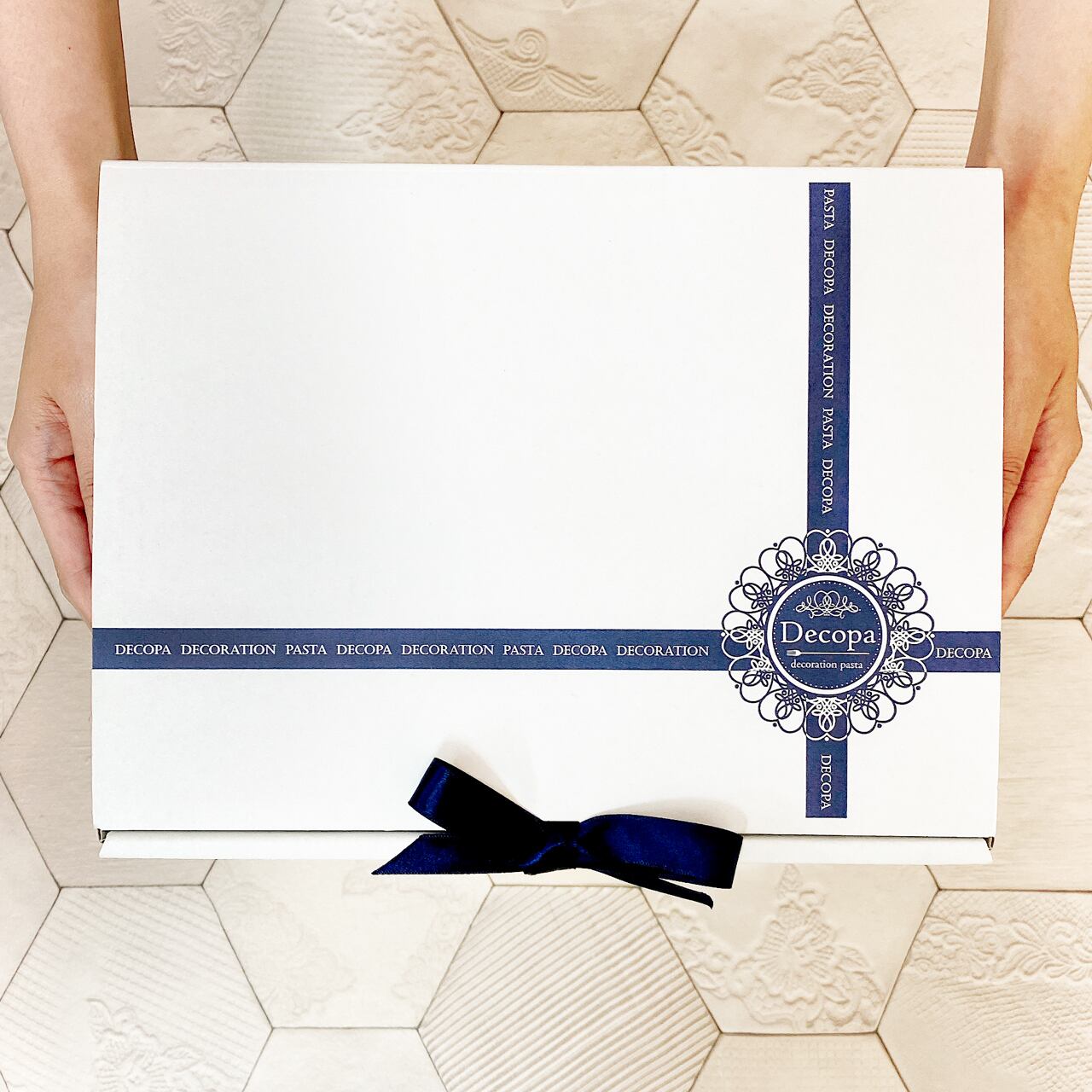 そのまま使える《リボン付きのギフトBOX》に入れてお届けします。