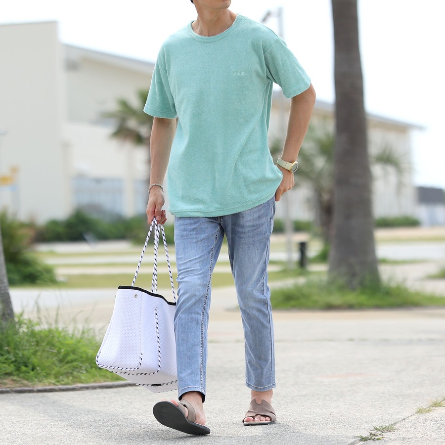 エメラルドグリーン