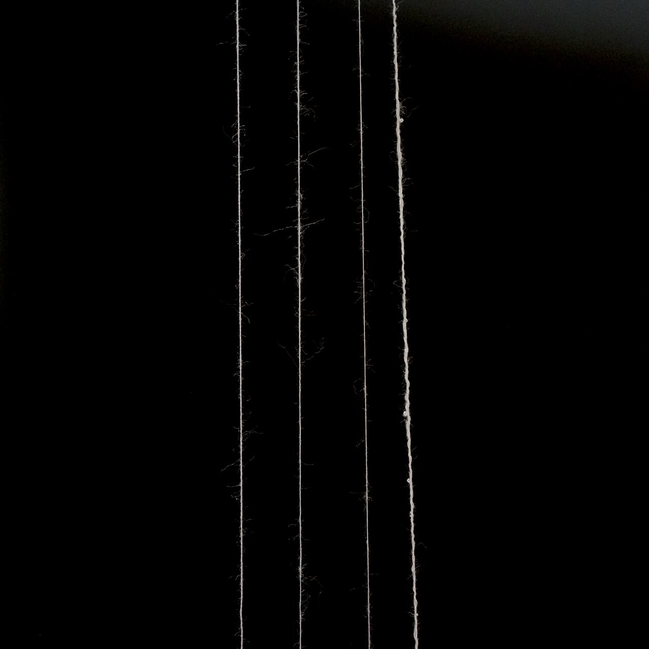 太さの違う3本の糸で1本の糸（右）を作ります