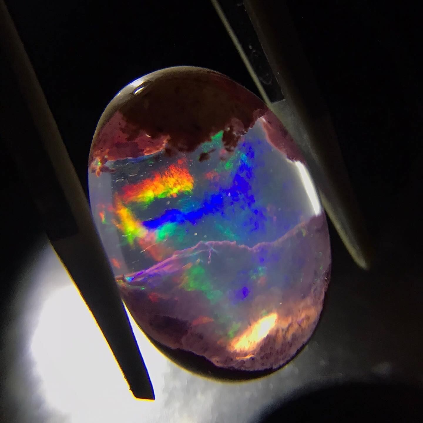 雲の隙間から光が大地に差し込んだような景色