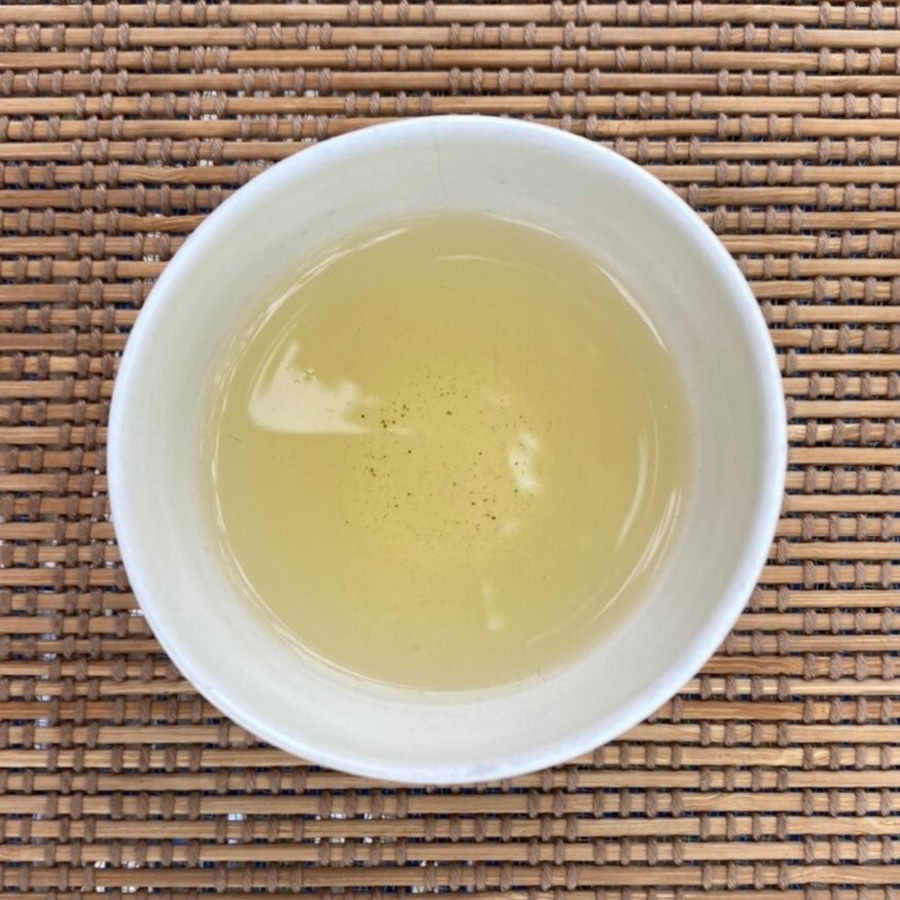 釜炒り茶特有の芳ばしい香りと黄金色の水色が特徴です
