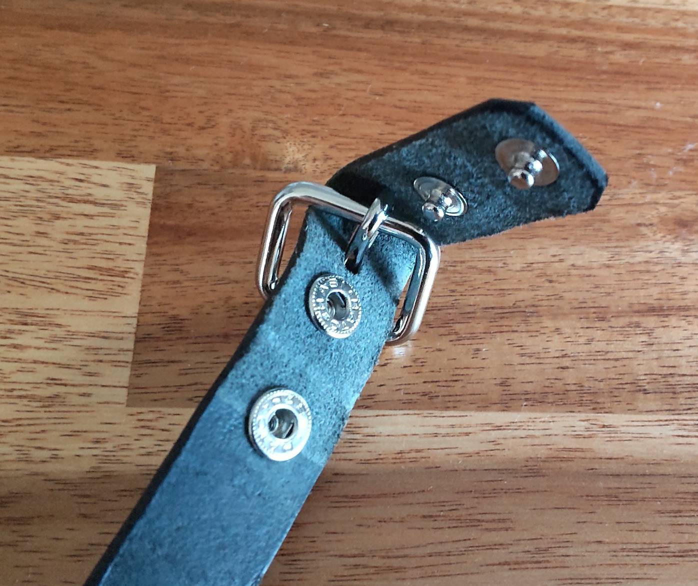 バックルを留める金具がスナップボタン式でバックルの取り外しが可となります。