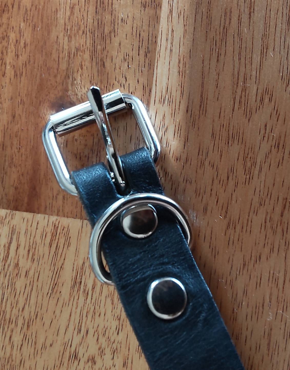 バックルの留め具がスナップボタン式ですのでバックルの取り外しが可能です。