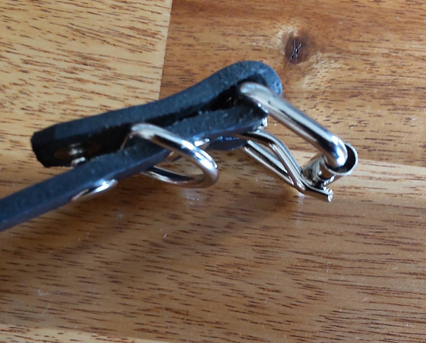 バックルの留め具がスナップボタン式ですのでバックルの取り外しが可能です。