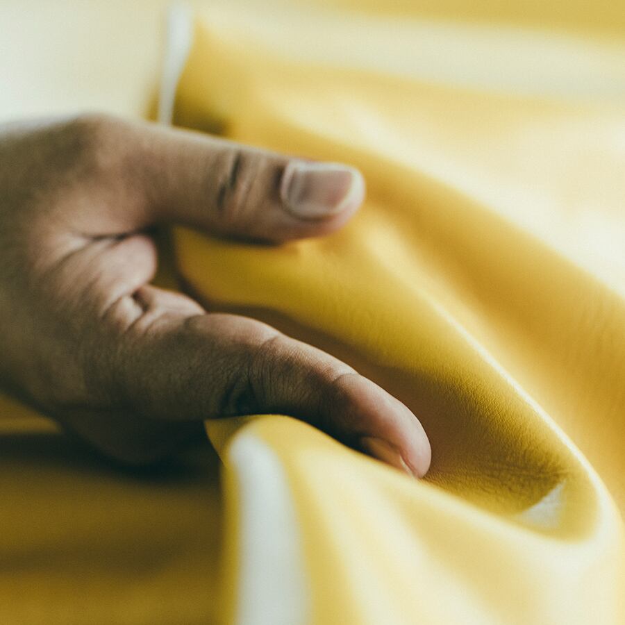 タンナーと何度も色を調整し発色が良く手に吸い付くような柔らかさになっています。