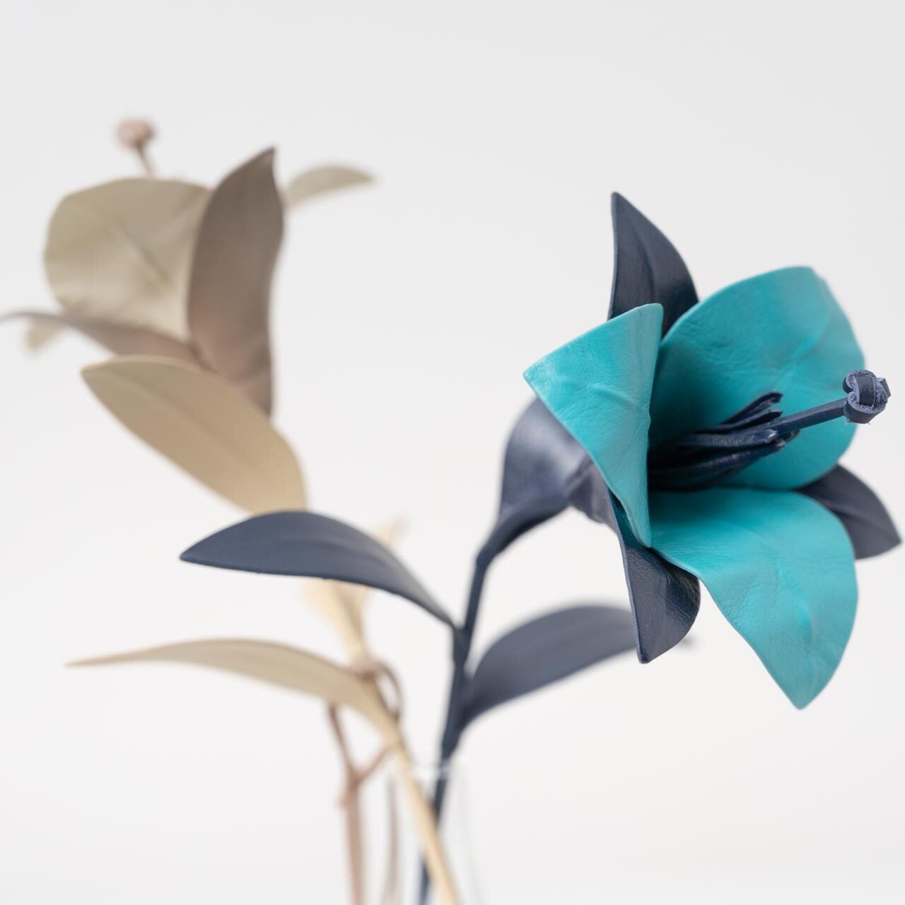 葉と茎は中心にワイヤーを入れているため、お好みで角度を調節できます。