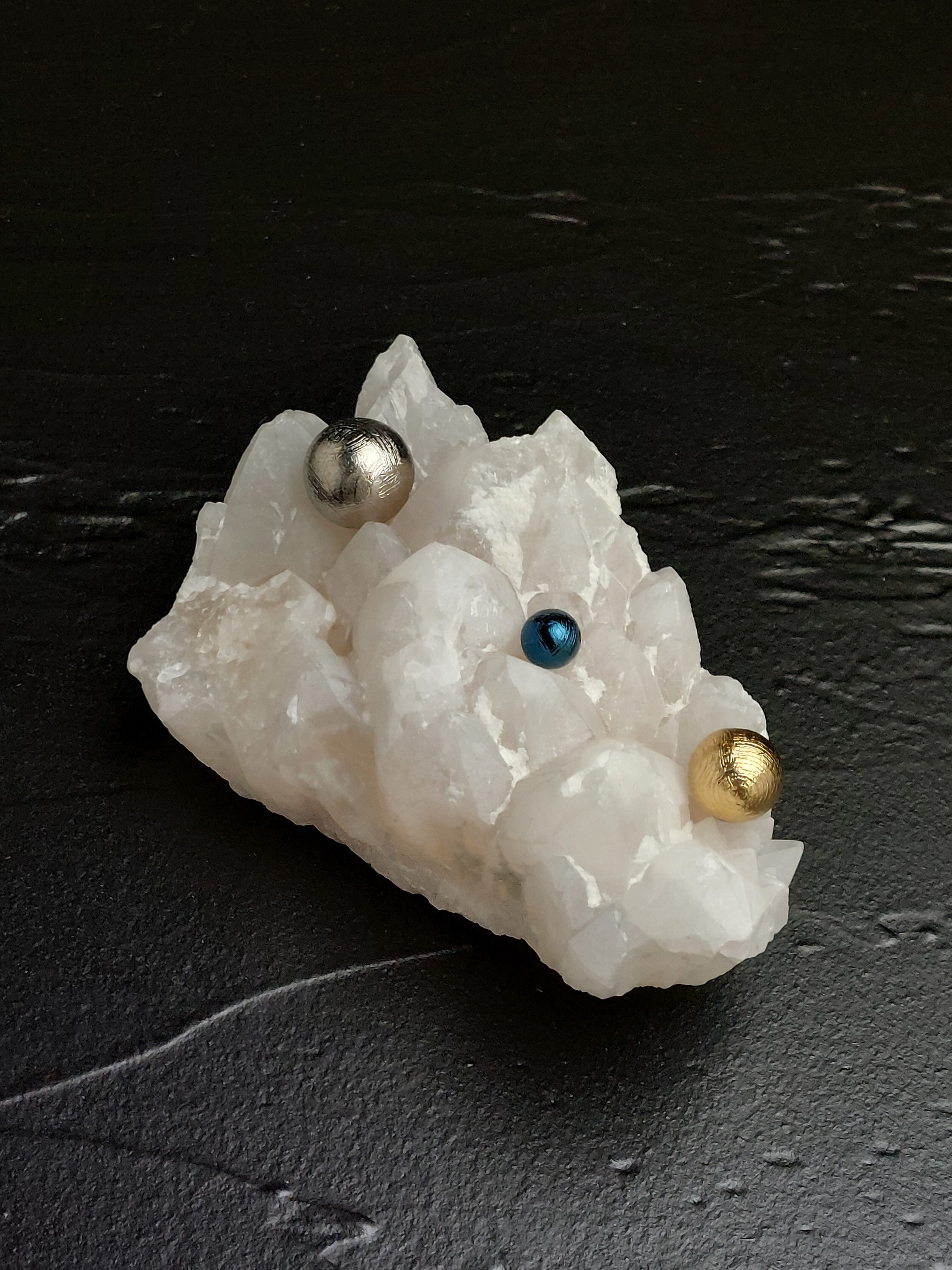 強いエネルギーを持つ【ギベオン隕石】こちらは、このままお部屋などに置いていただけます。