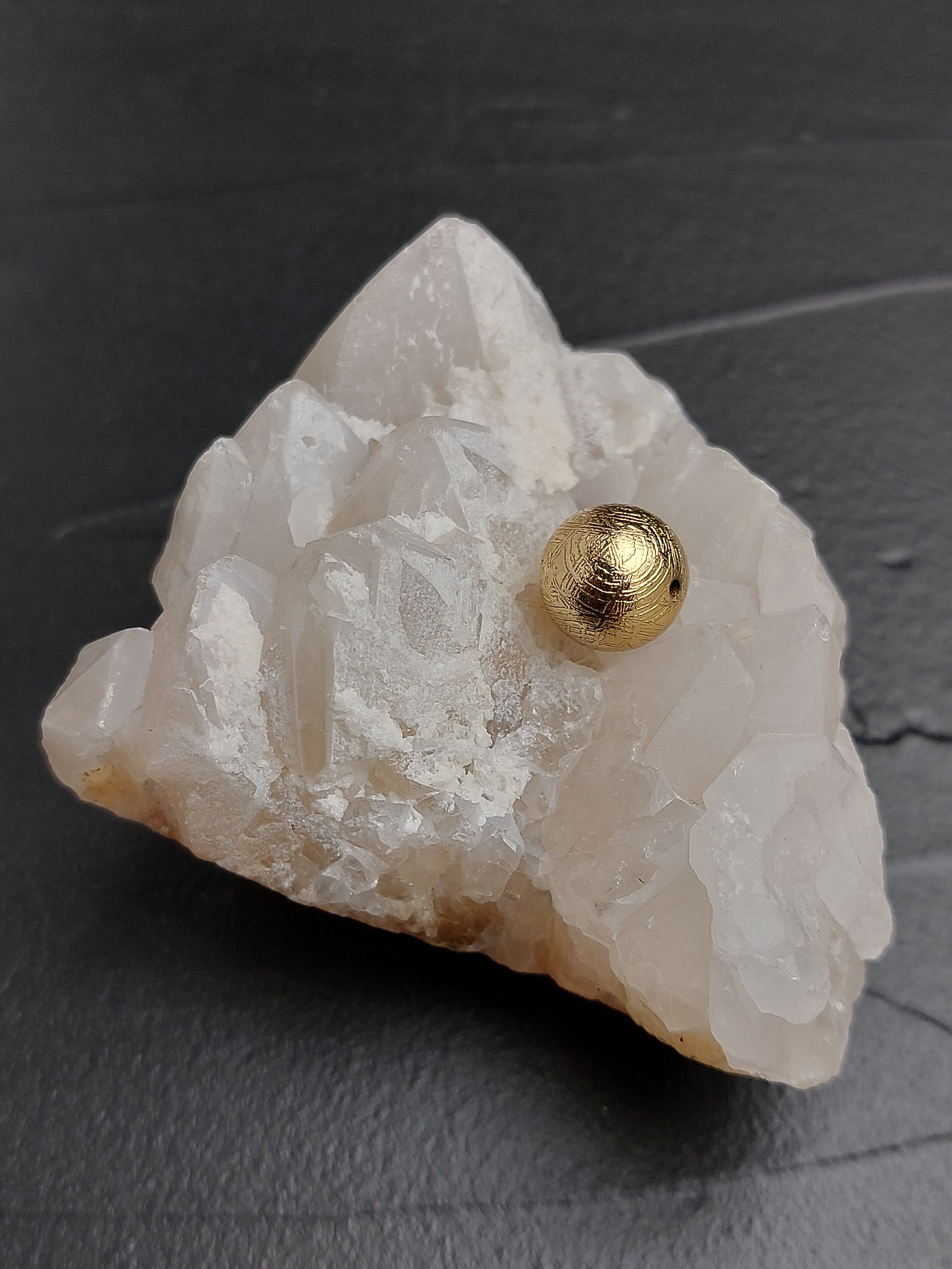 当店では、【ギベオン隕石】の中でもゴールドは人気色。入荷後すぐに完売になる色です。