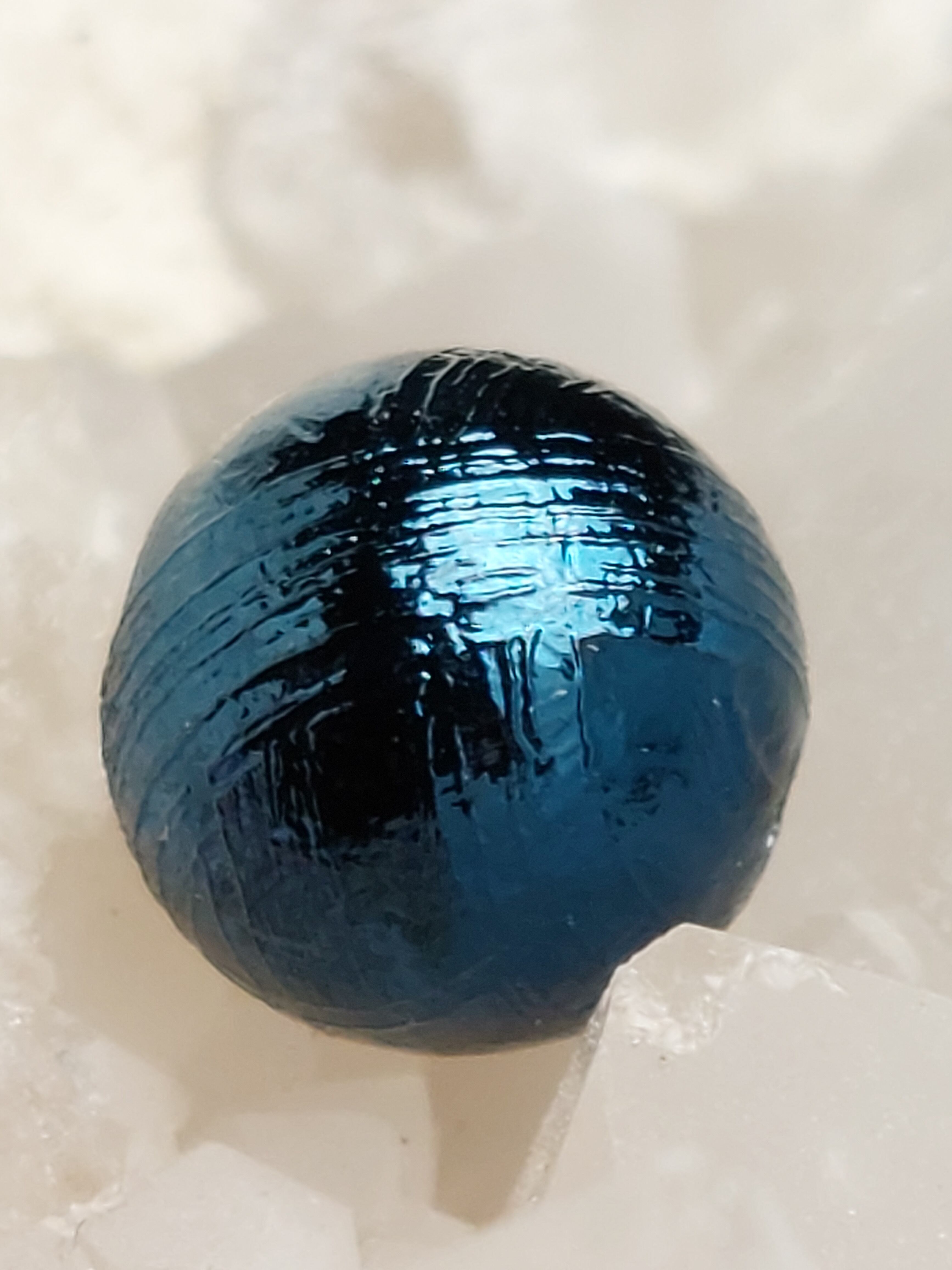 宇宙を感じさせられる美しい色「ブルーメタリック」です