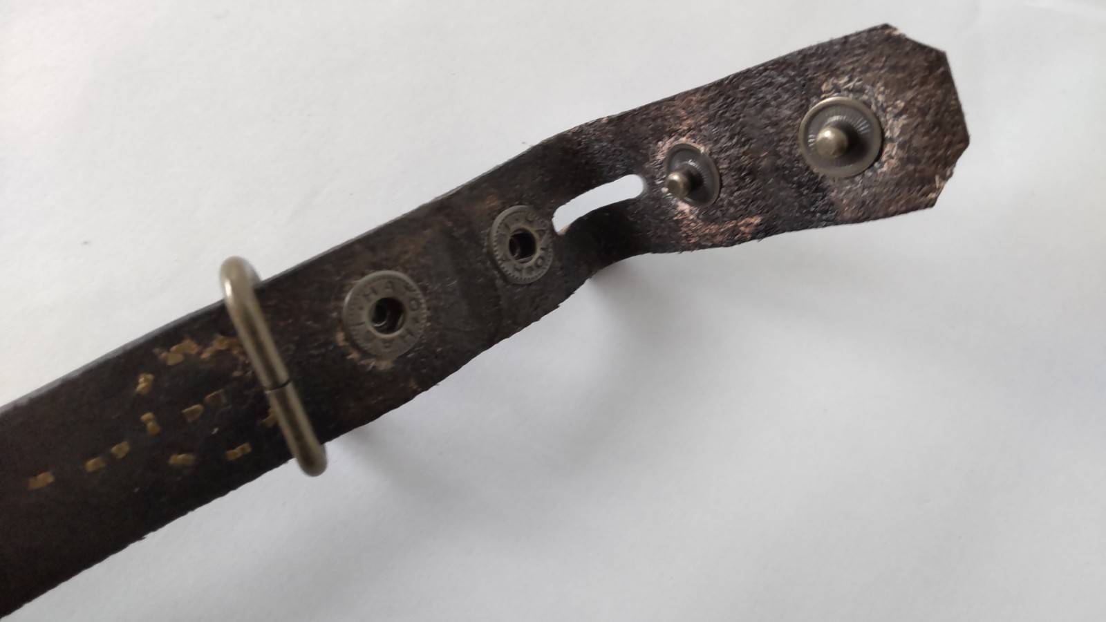 バックルの留め具がスナップボタン式ですのでバックルの取り外しが可能です。