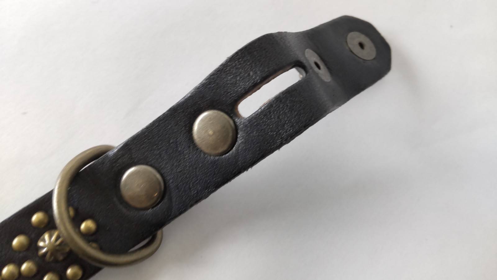 バックルの留め具がスナップボタン式ですのでバックルの取り外しが可能です。