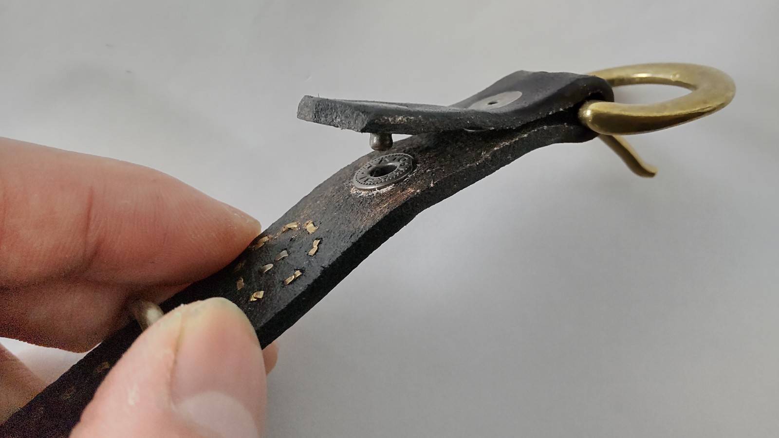 バックルの留め具がスナップボタン式ですのでバックルの取り外しが可能です。