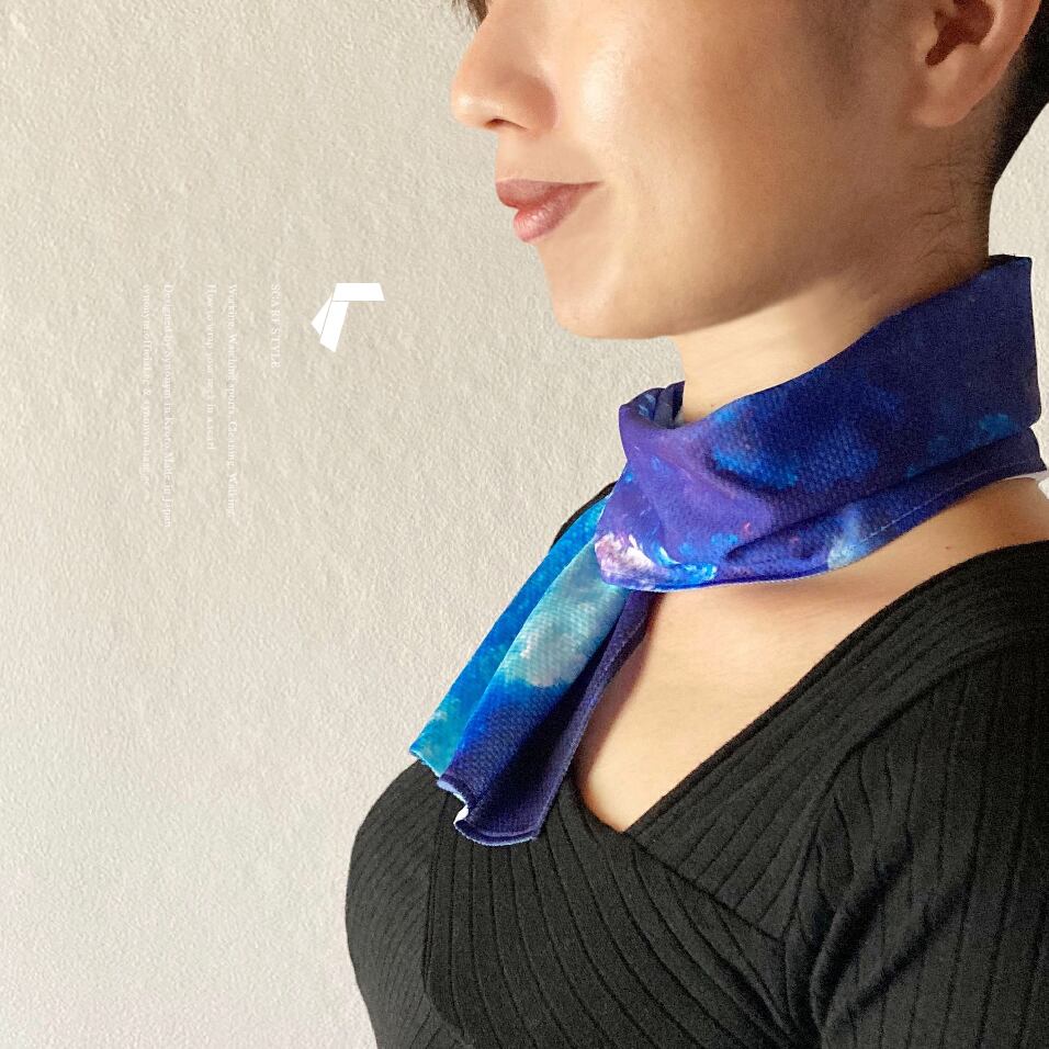 スカーフのように軽く巻いても丁度いい。主に移動やランニング、スポーツ観戦などのアウトドアで活躍。