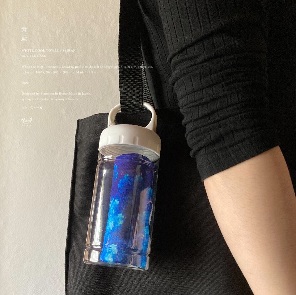 白のキャップのクリアボトル付き。移動の際にもカバンに引っ掛ける機能が付いているので、持ち運びに便利。