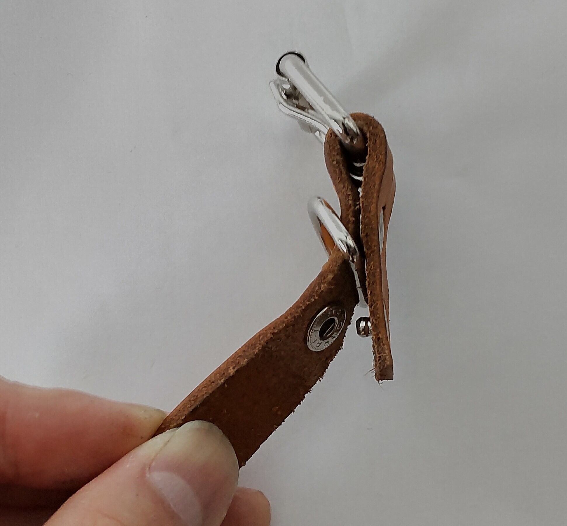 バックルを留める金具をスナップボタン式へ変更が可能です。バックルの取り外しが可能となります。