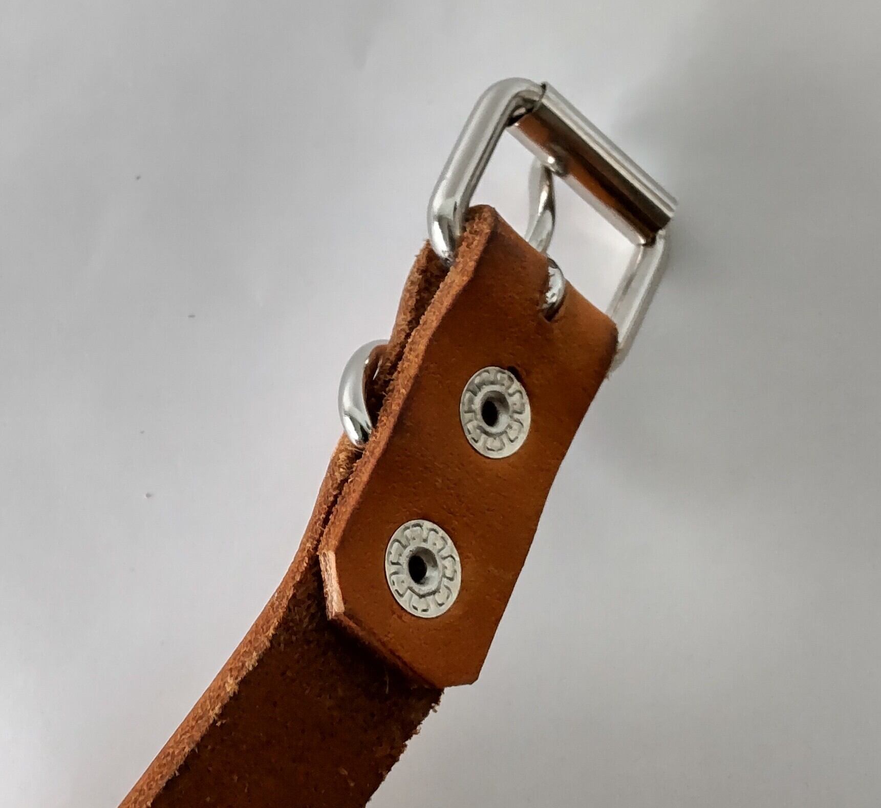 バックルを留める金具をスナップボタン式へ変更が可能です。バックルの取り外しが可能となります。