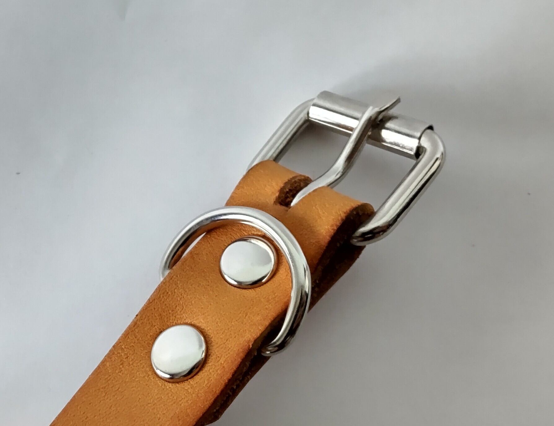 バックルを留める金具をスナップボタン式へ変更が可能です。バックルの取り外しが可能となります。