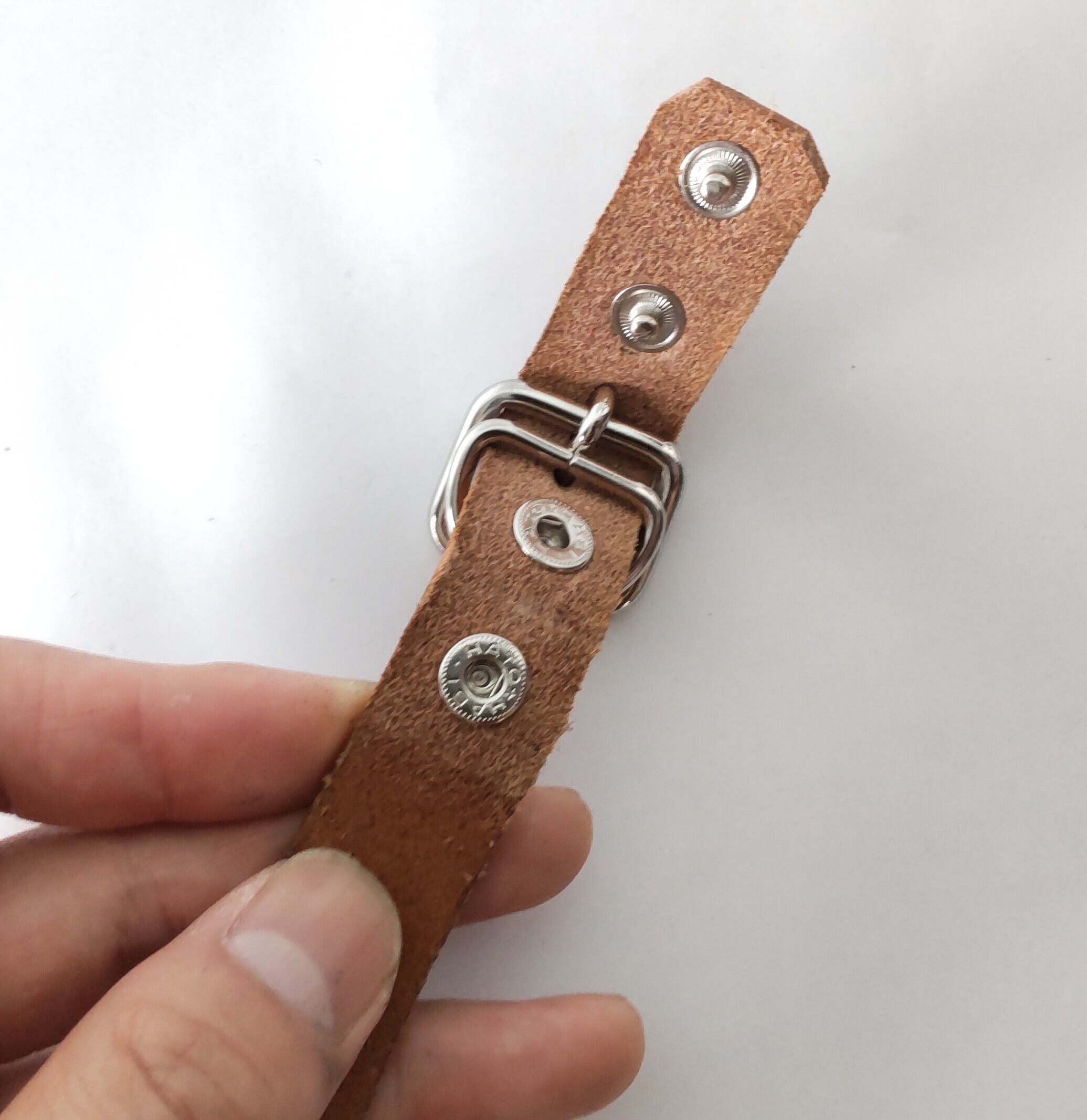 バックルを留める金具をスナップボタン式へ変更が可能です。バックルの取り外しが可能となります。