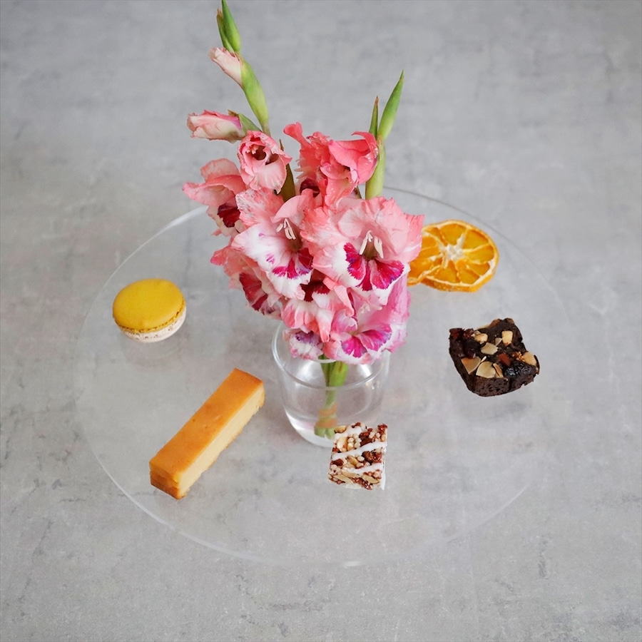 お菓子等を置いて華やかなプレート皿の完成