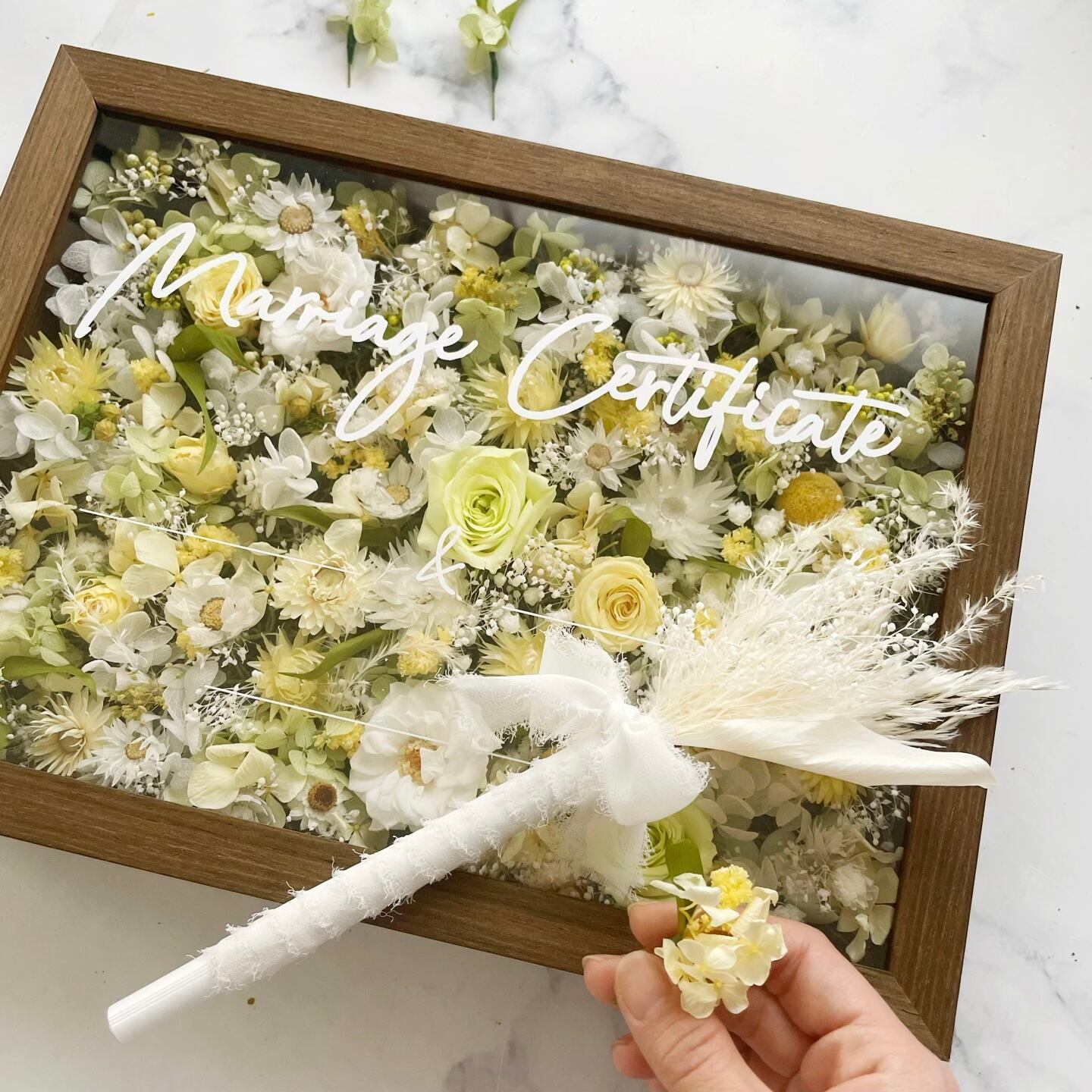 黄色、黄緑、白にて制作いたしました。