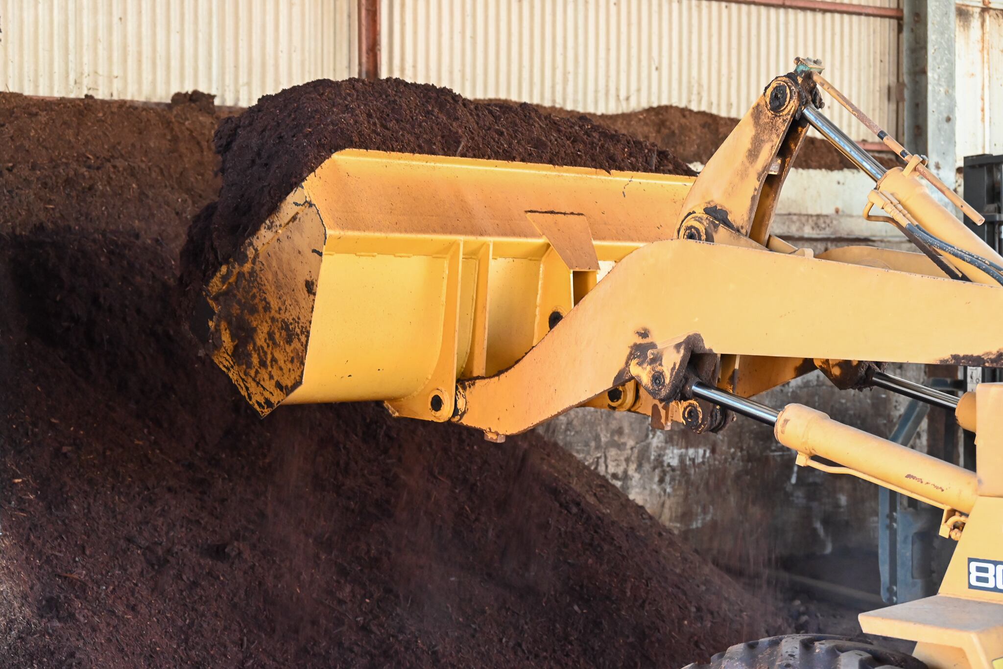 何度も混ぜて発酵を促すことでフカフカの完熟堆肥に