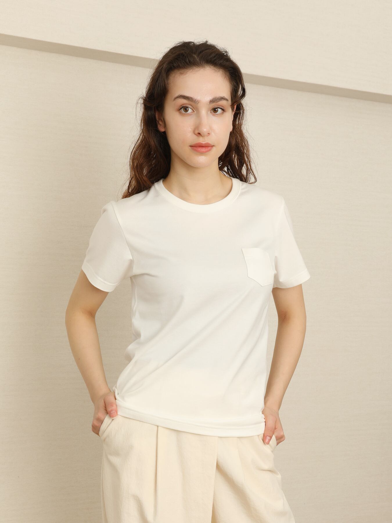 スリムフィット(クールに胸で着る) ※Sサイズ着用