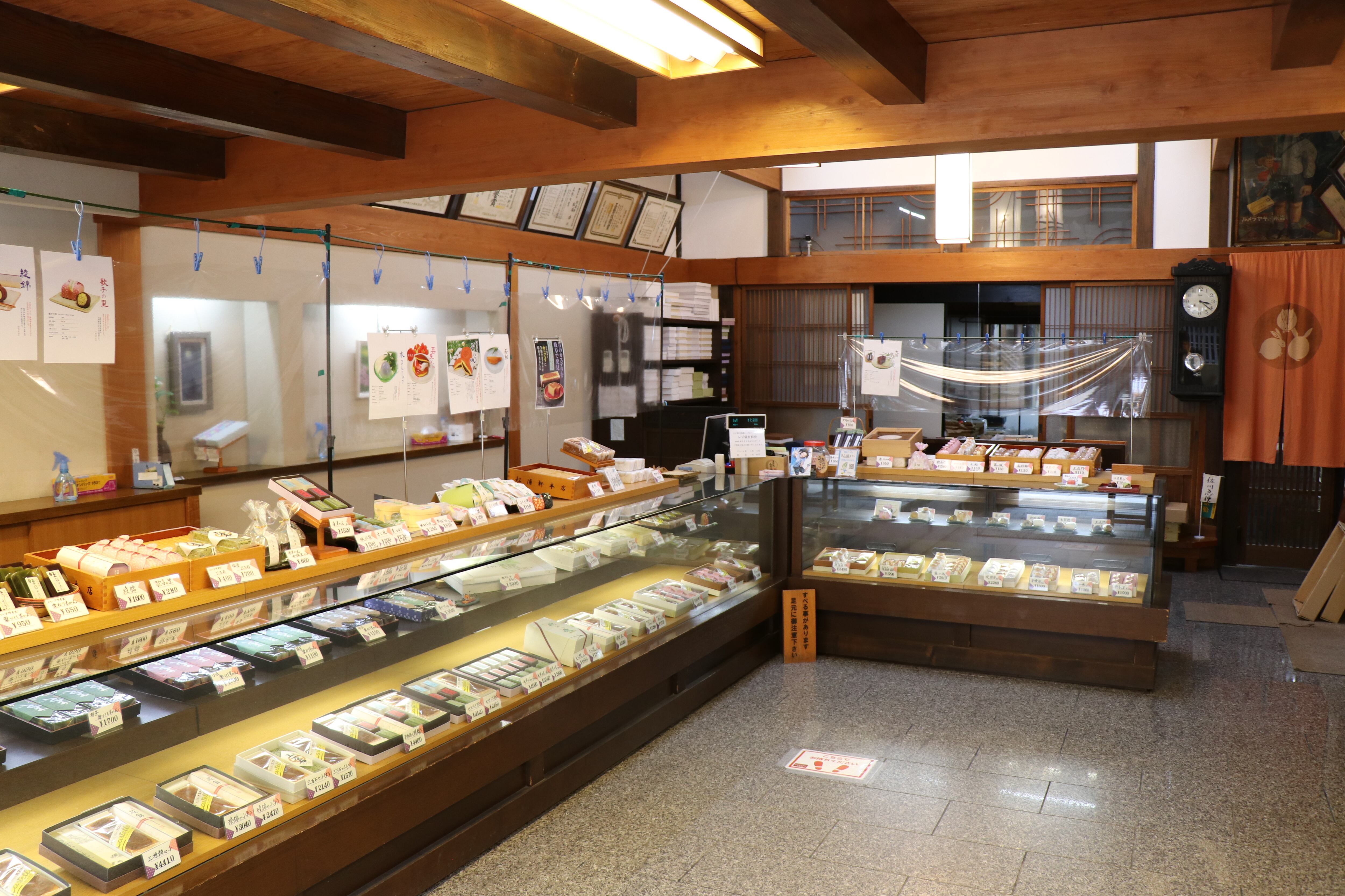 名物「カステーラ」など、こだわりの和菓子が並びます