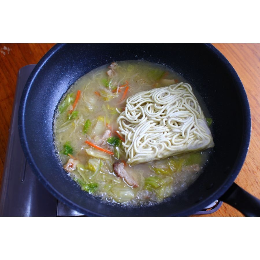 凍ったままの麺を袋から出し、スープの鍋に入れ加熱する