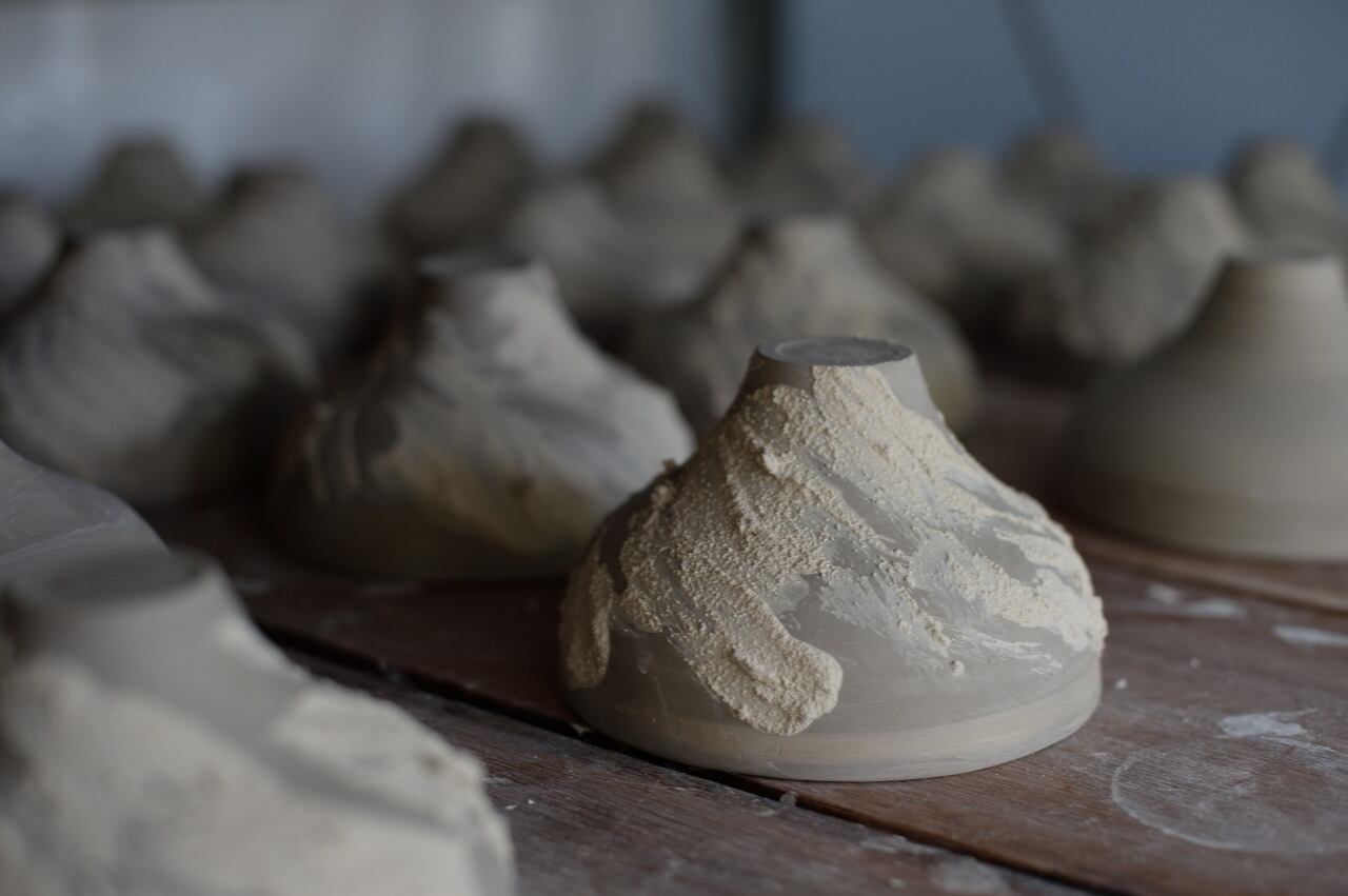 窯で焼く前の花器たち