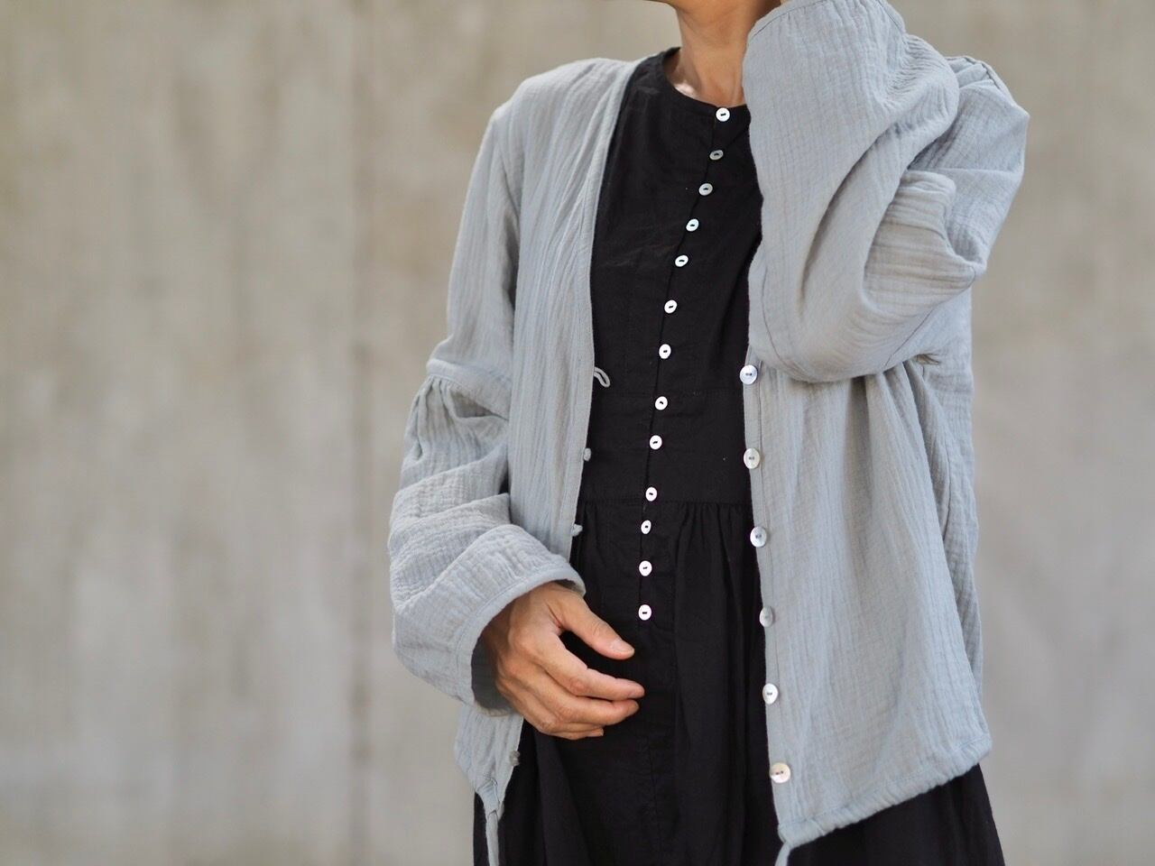 貝ボタンは全てボタンループで丁寧に仕立てています。