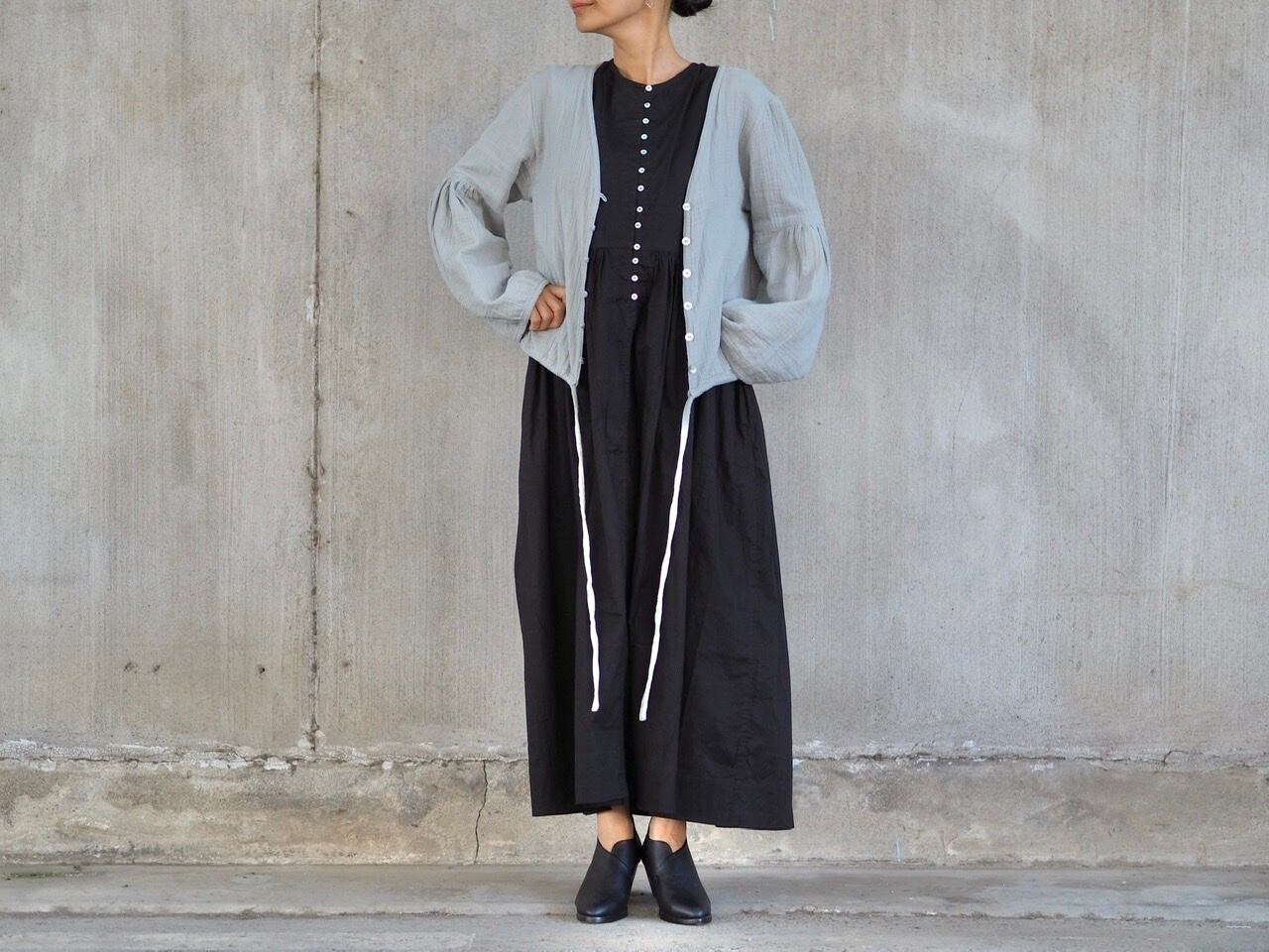 春先や秋口はカーディガンを重ねて着るのもおすすめです