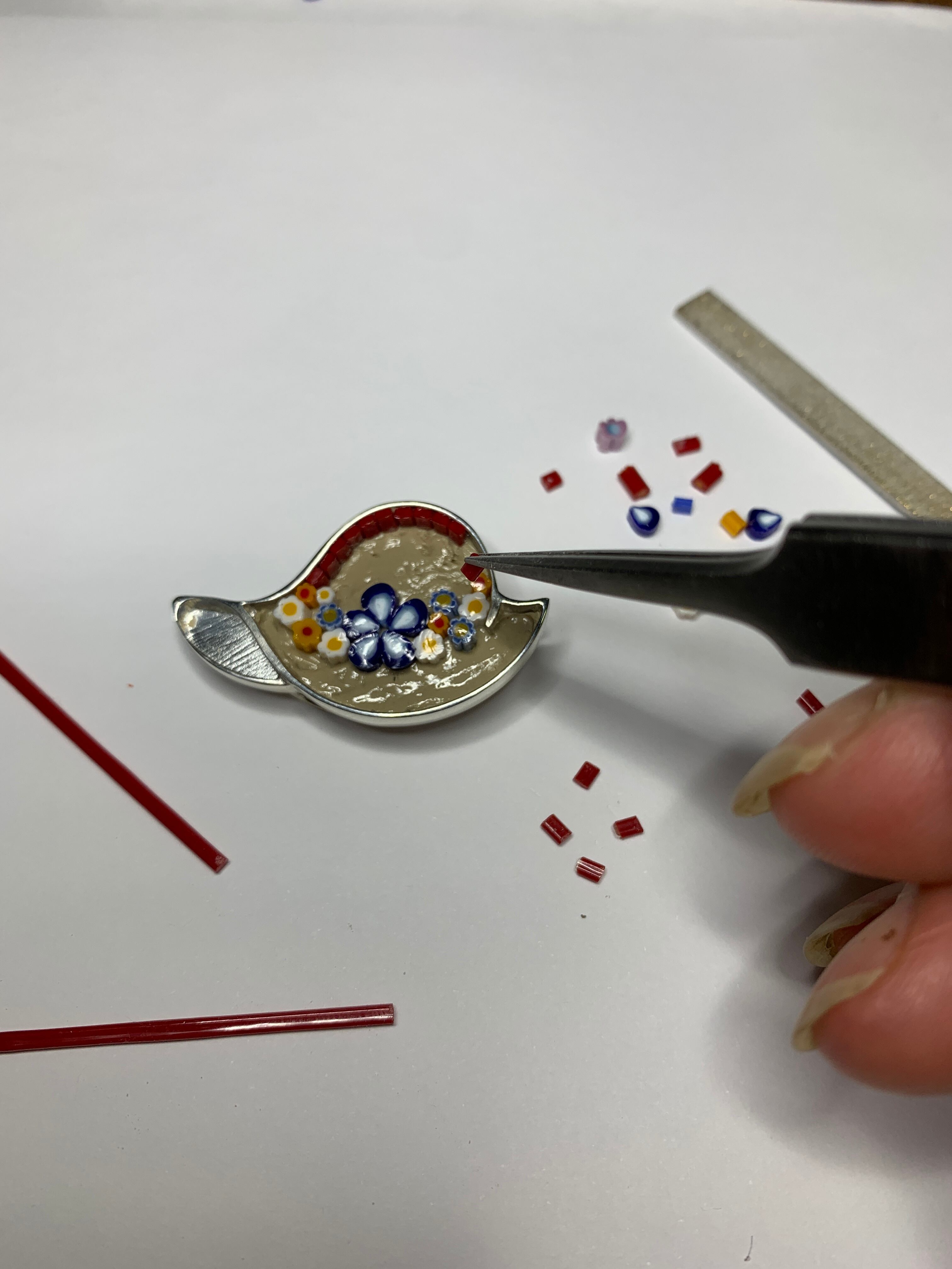 小さなバーツを並べて作ります。