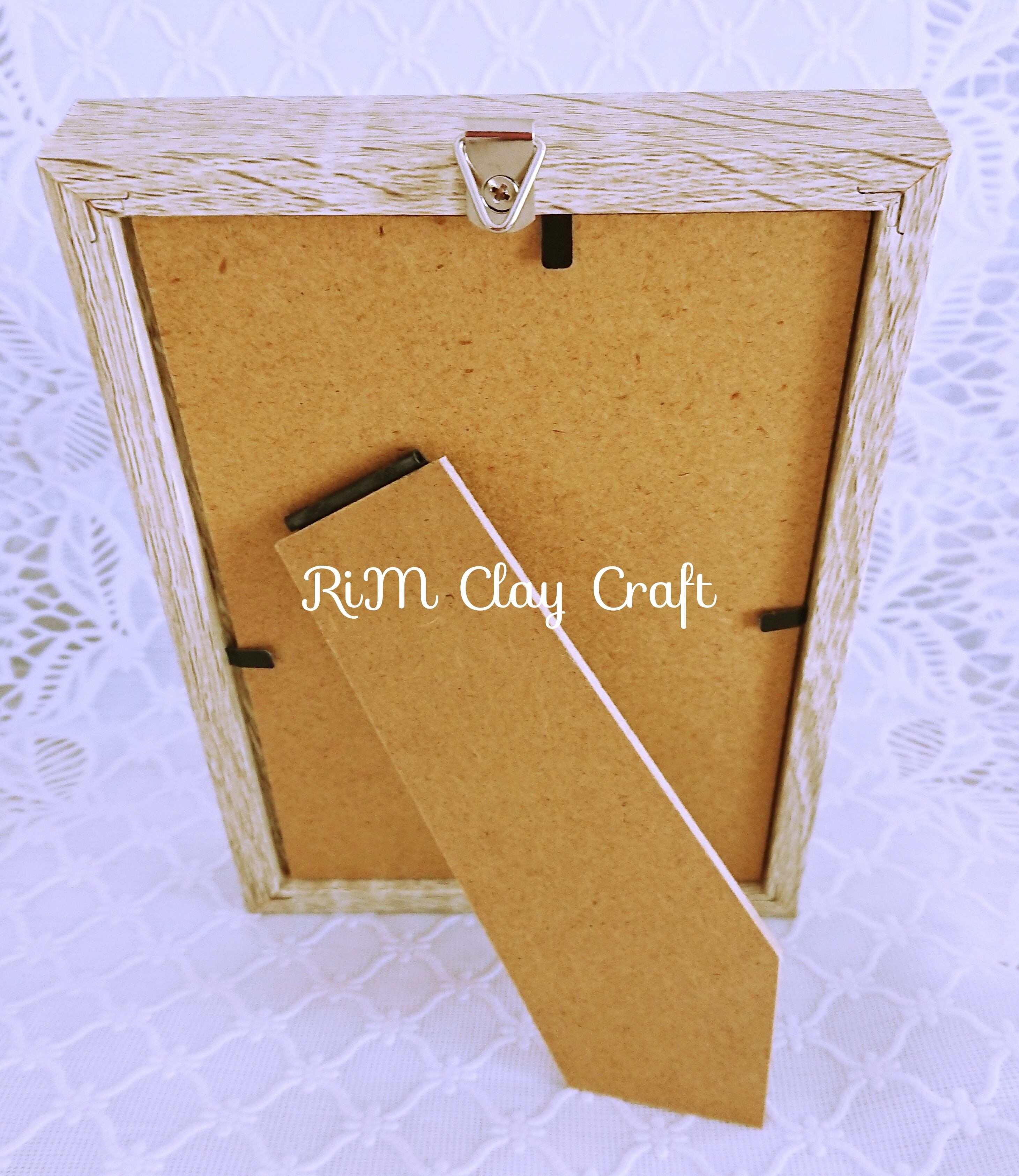 卓上は後ろのスタンドで、壁は後ろの金具で