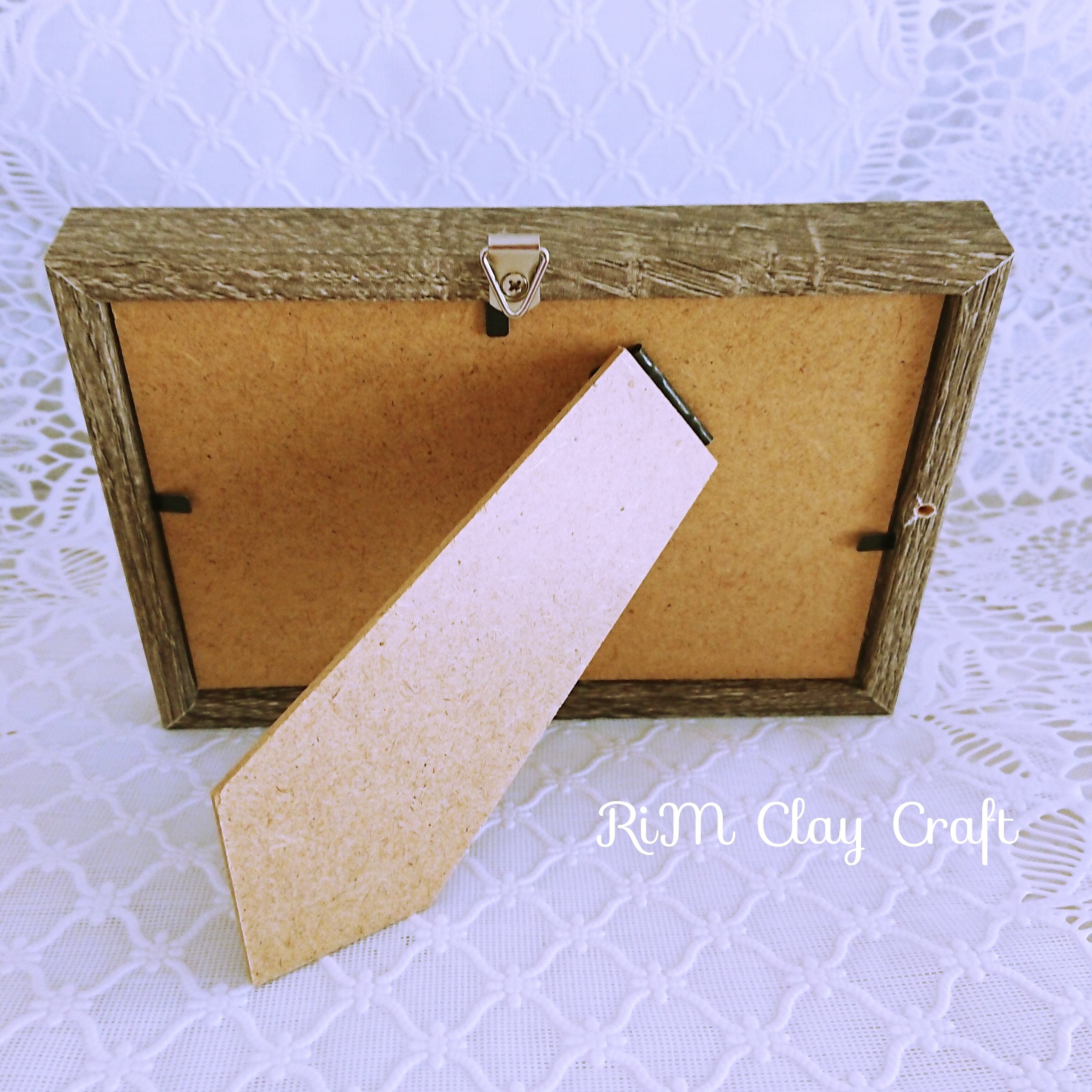 卓上は後ろのスタンドで、壁は後ろの金具で