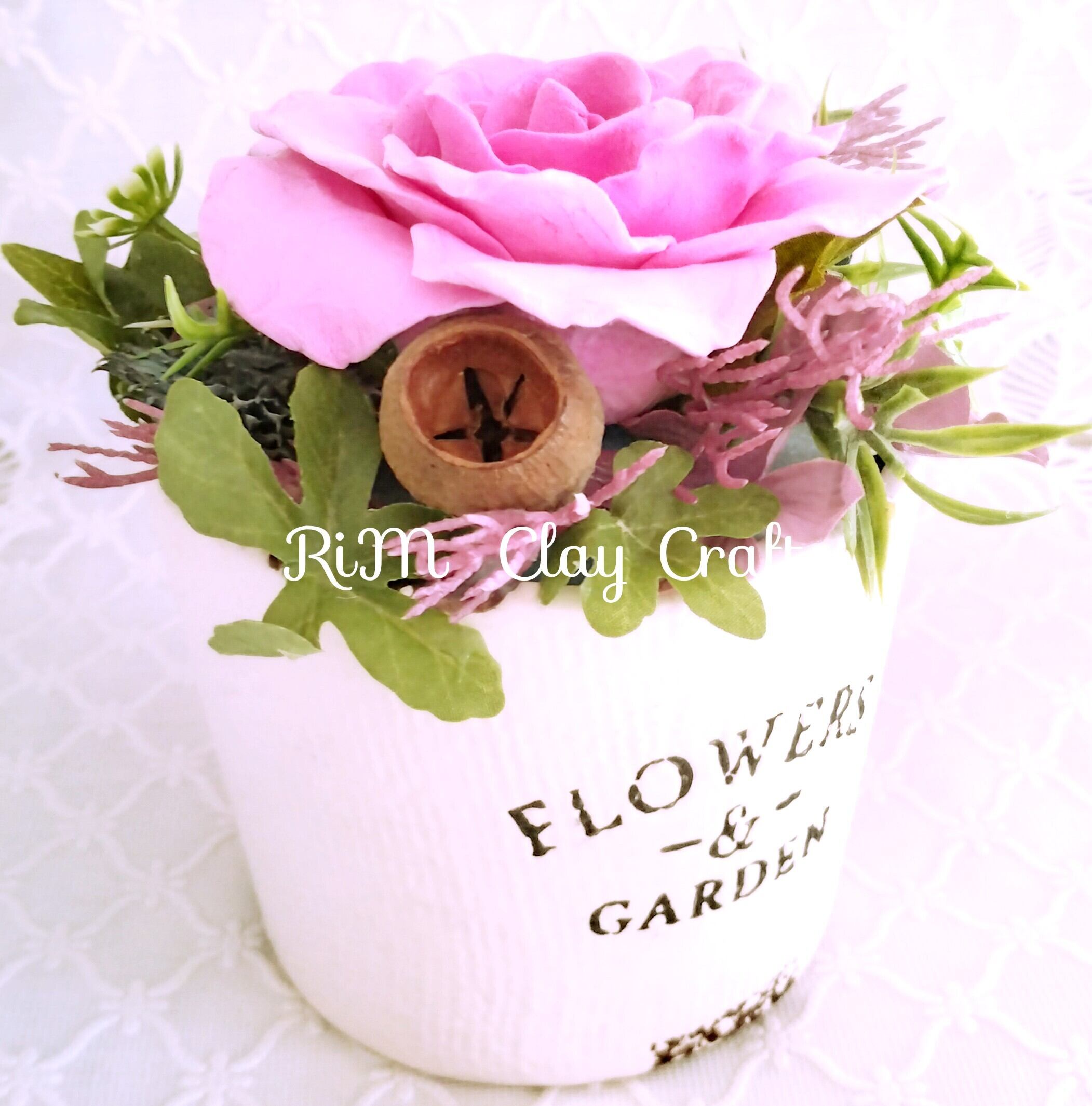 周りに爽やかな緑と木の実